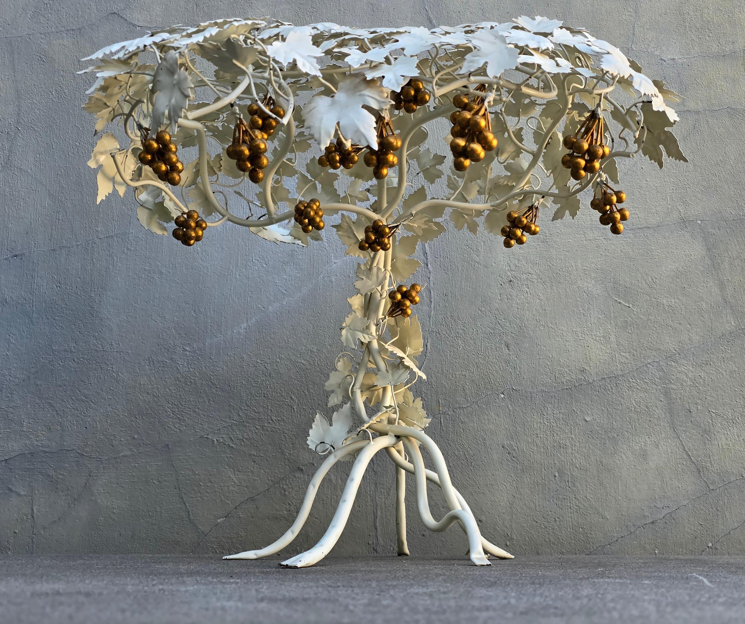 Italian Hand-Painted Metal Grapevine Table Lamp in Hollywood Regency / Art Nouveau Style For Sale