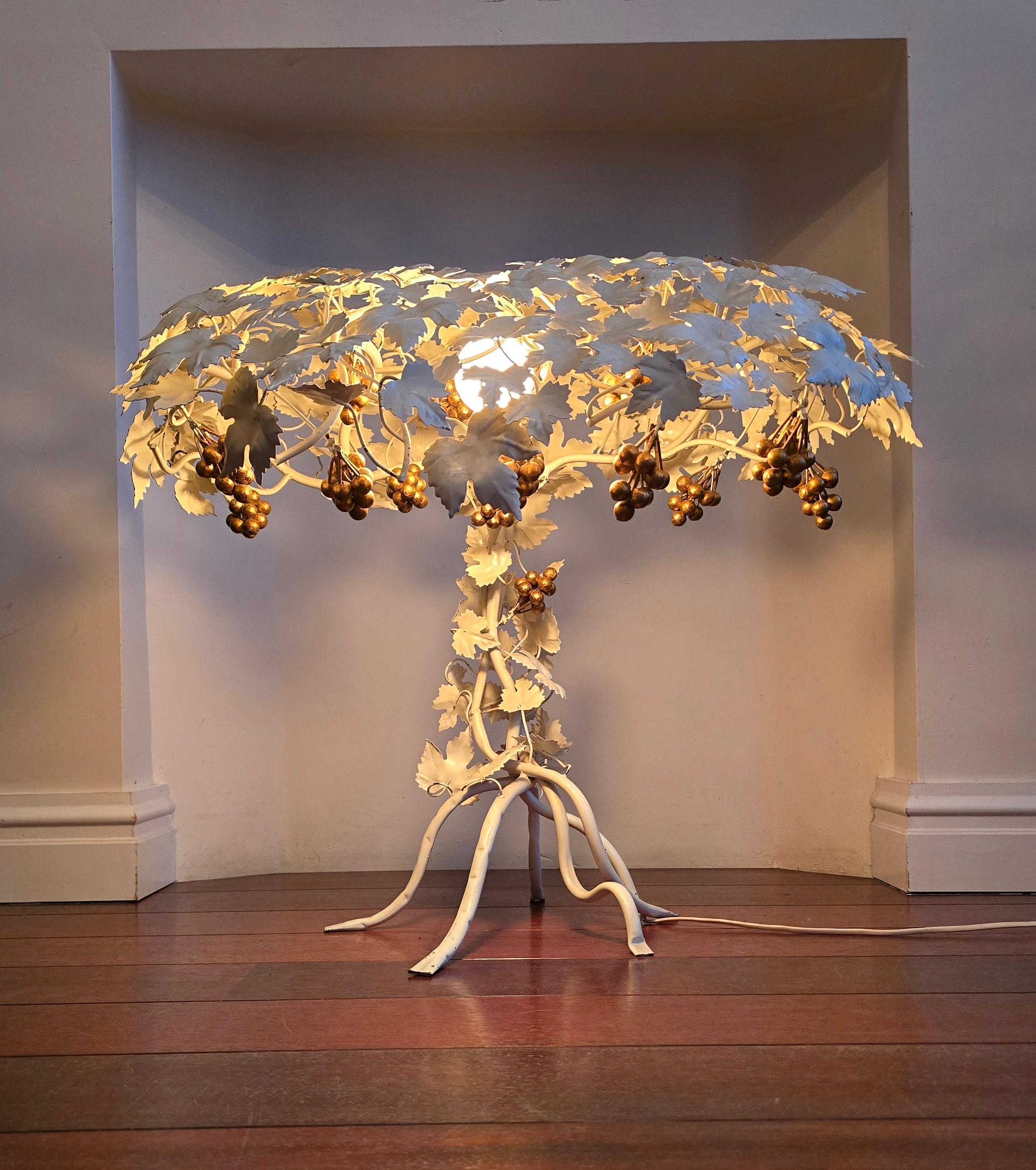 Hand-Painted Metal Grapevine Table Lamp in Hollywood Regency / Art Nouveau Style In Good Condition For Sale In Antwerp, BE