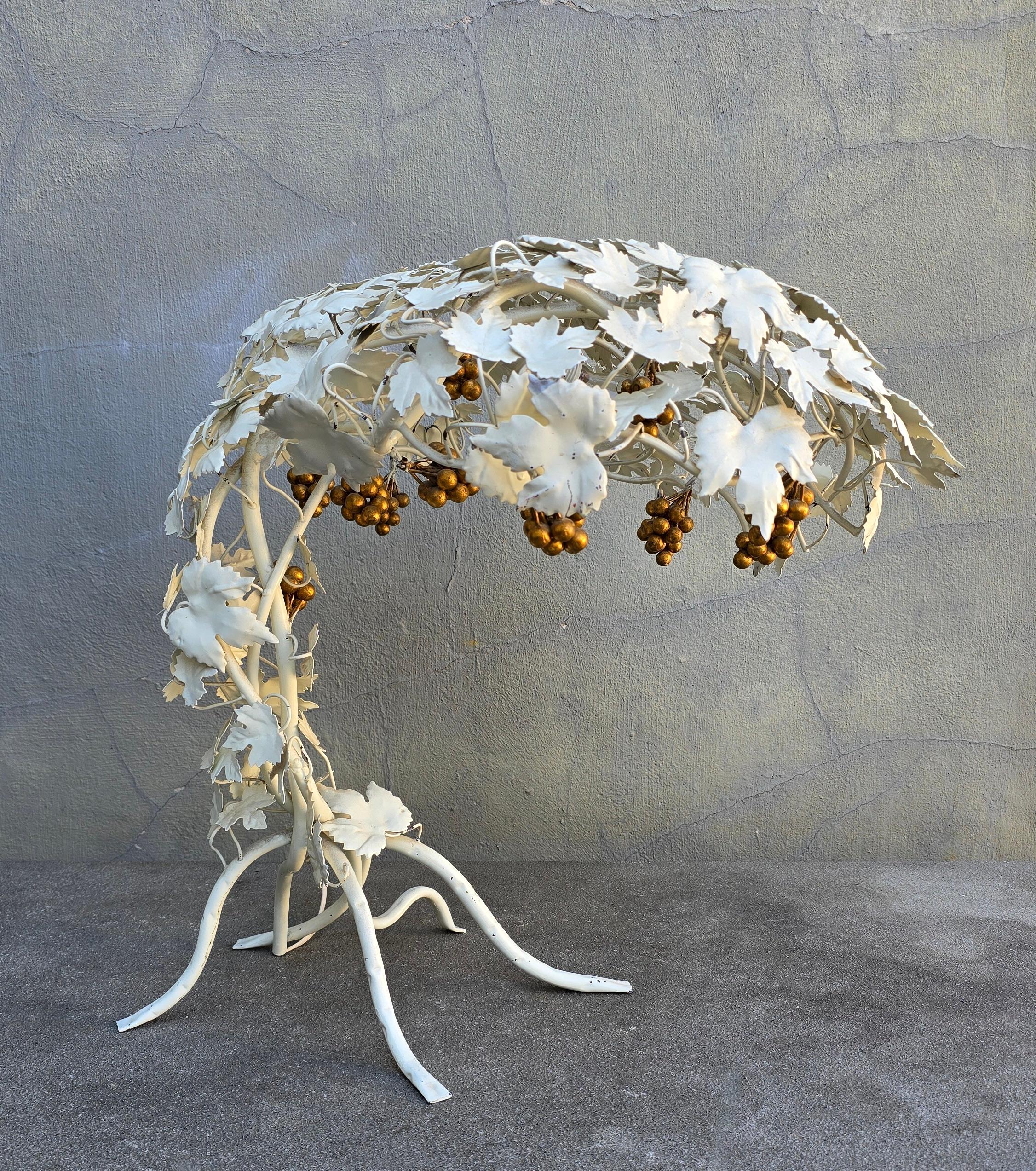 Hand-Painted Metal Grapevine Table Lamp in Hollywood Regency / Art Nouveau Style For Sale 1