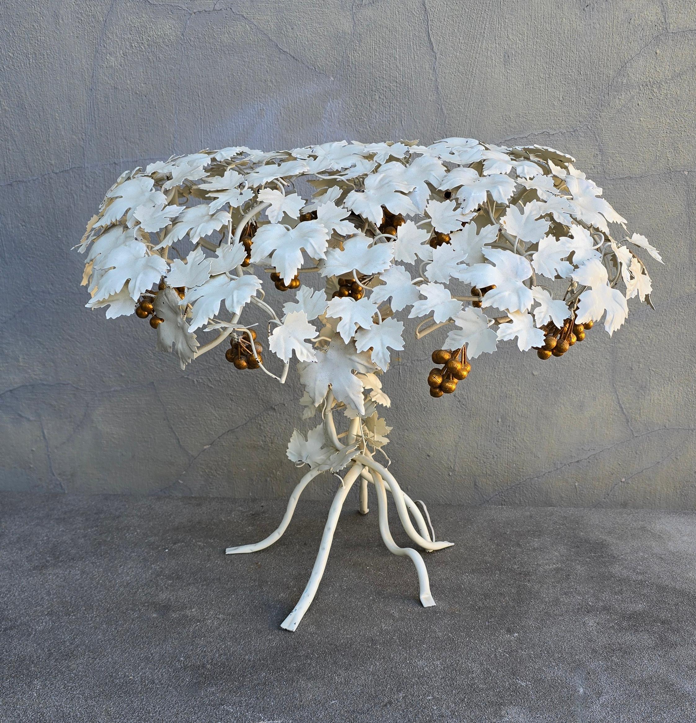 Hand-Painted Metal Grapevine Table Lamp in Hollywood Regency / Art Nouveau Style For Sale 2