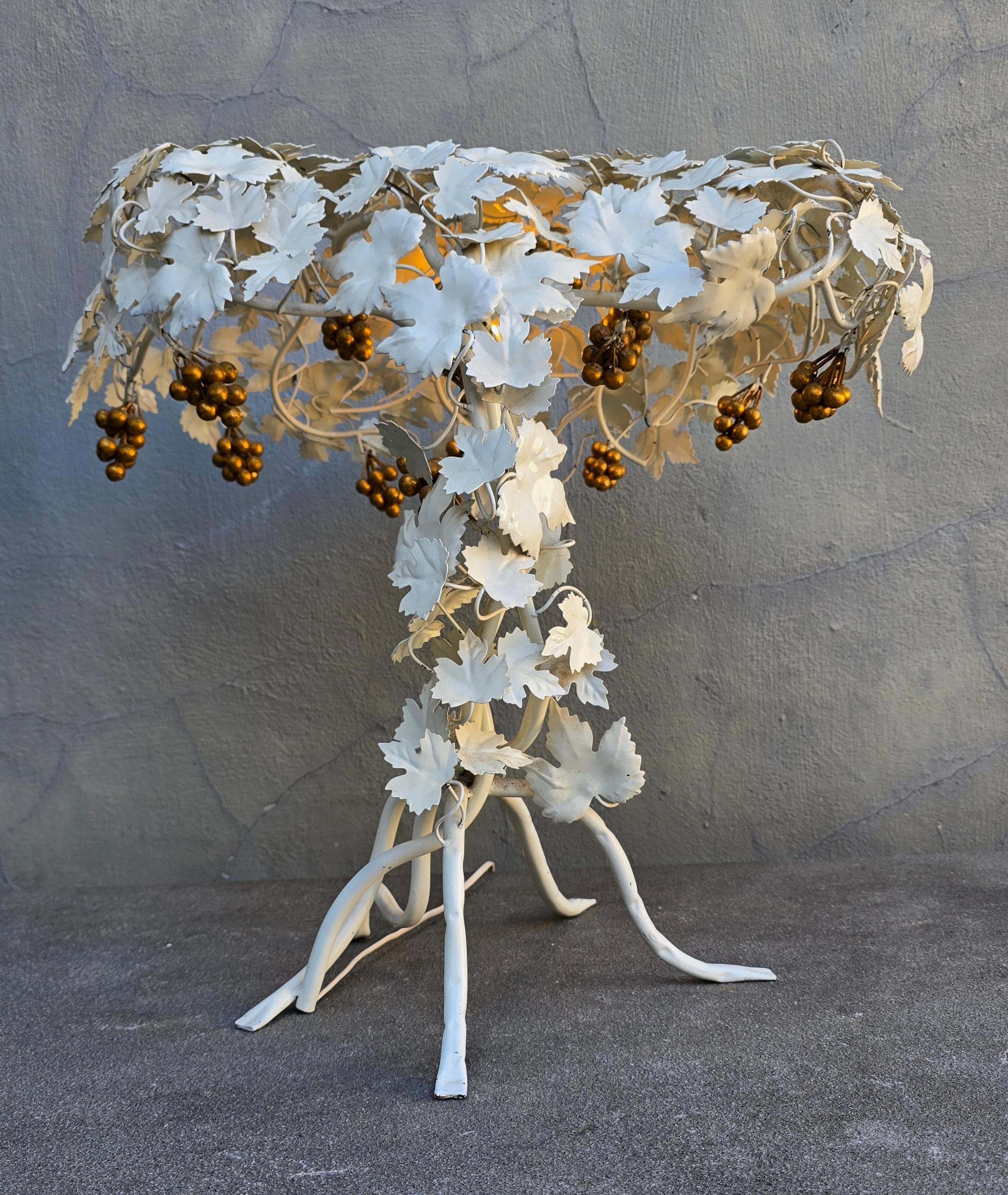 Hand-Painted Metal Grapevine Table Lamp in Hollywood Regency / Art Nouveau Style For Sale 3