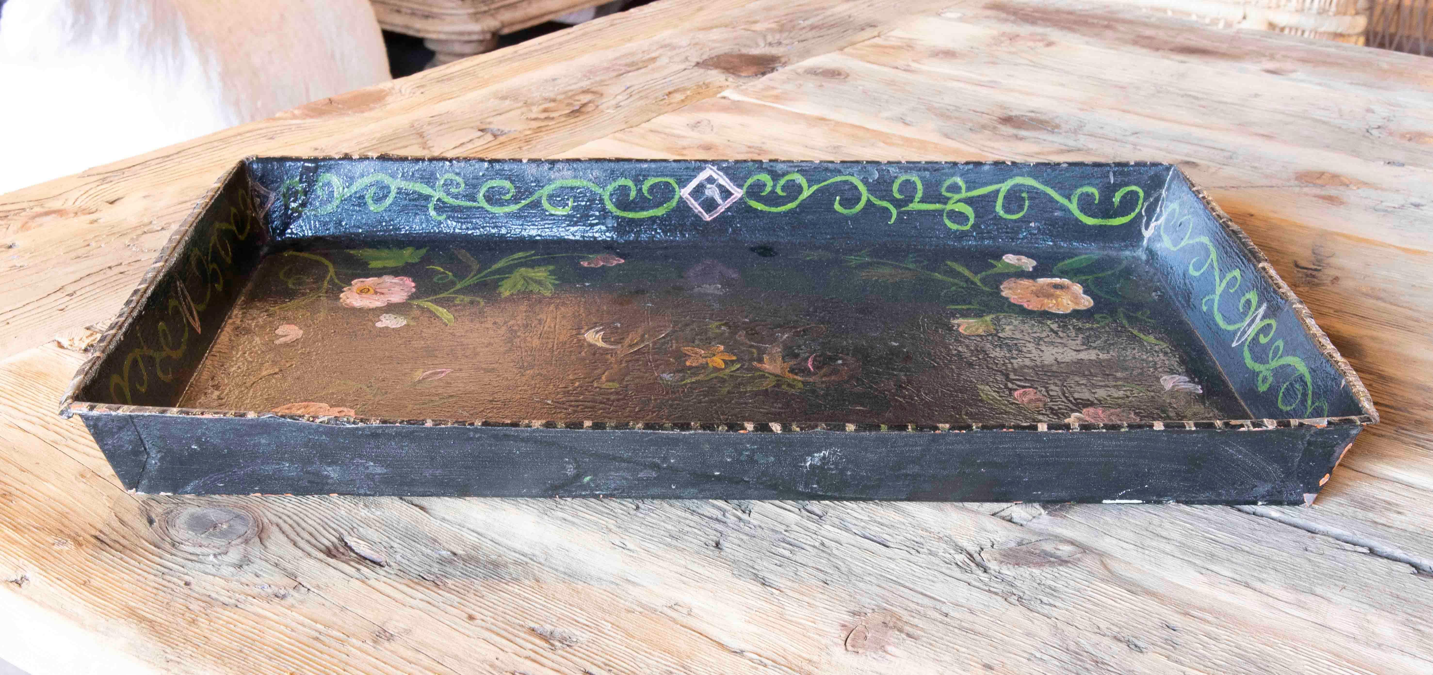 Hand-Painted Metal Tray in Black with Flower Decoration In Good Condition For Sale In Marbella, ES