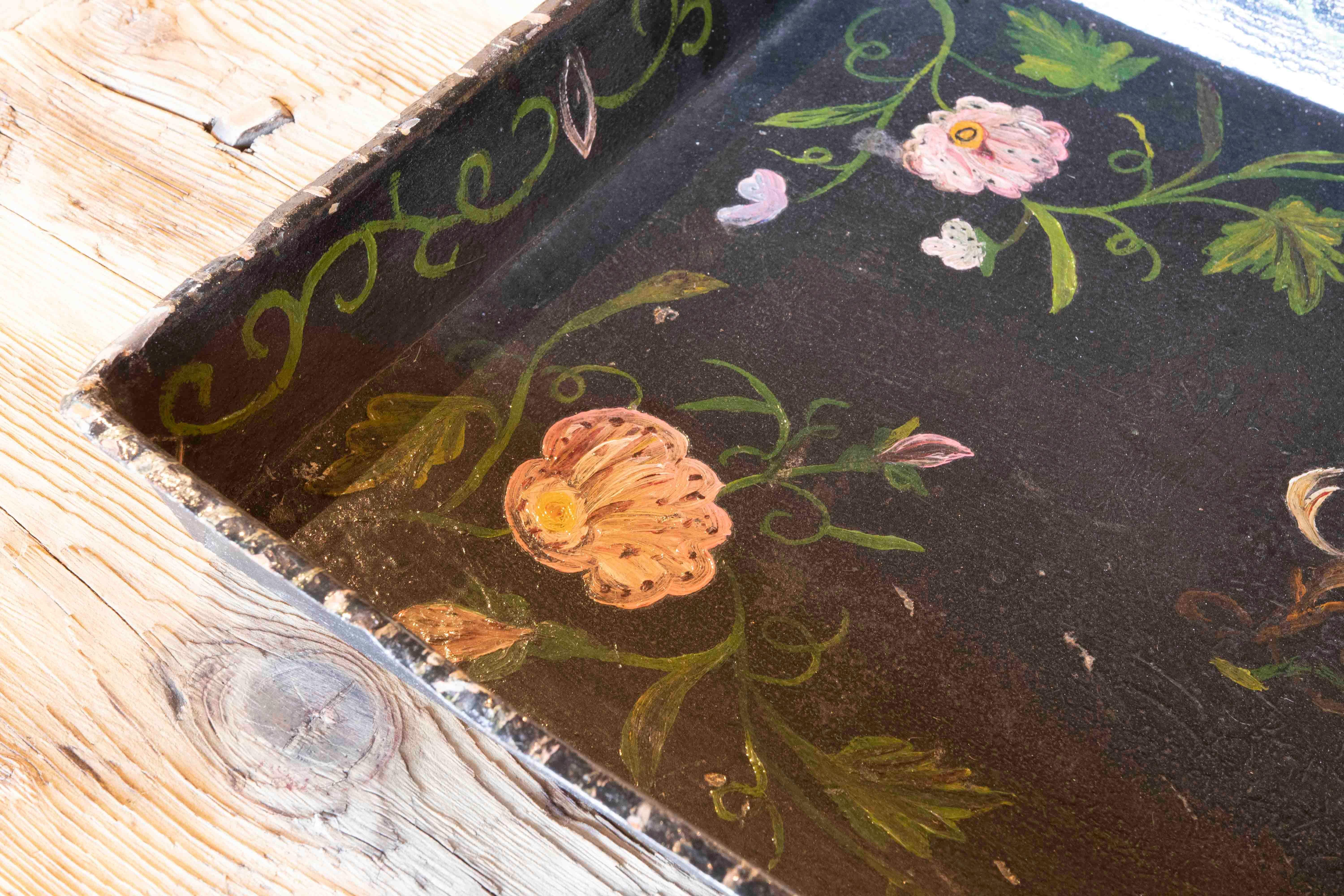 Hand-Painted Metal Tray in Black with Flower Decoration For Sale 4