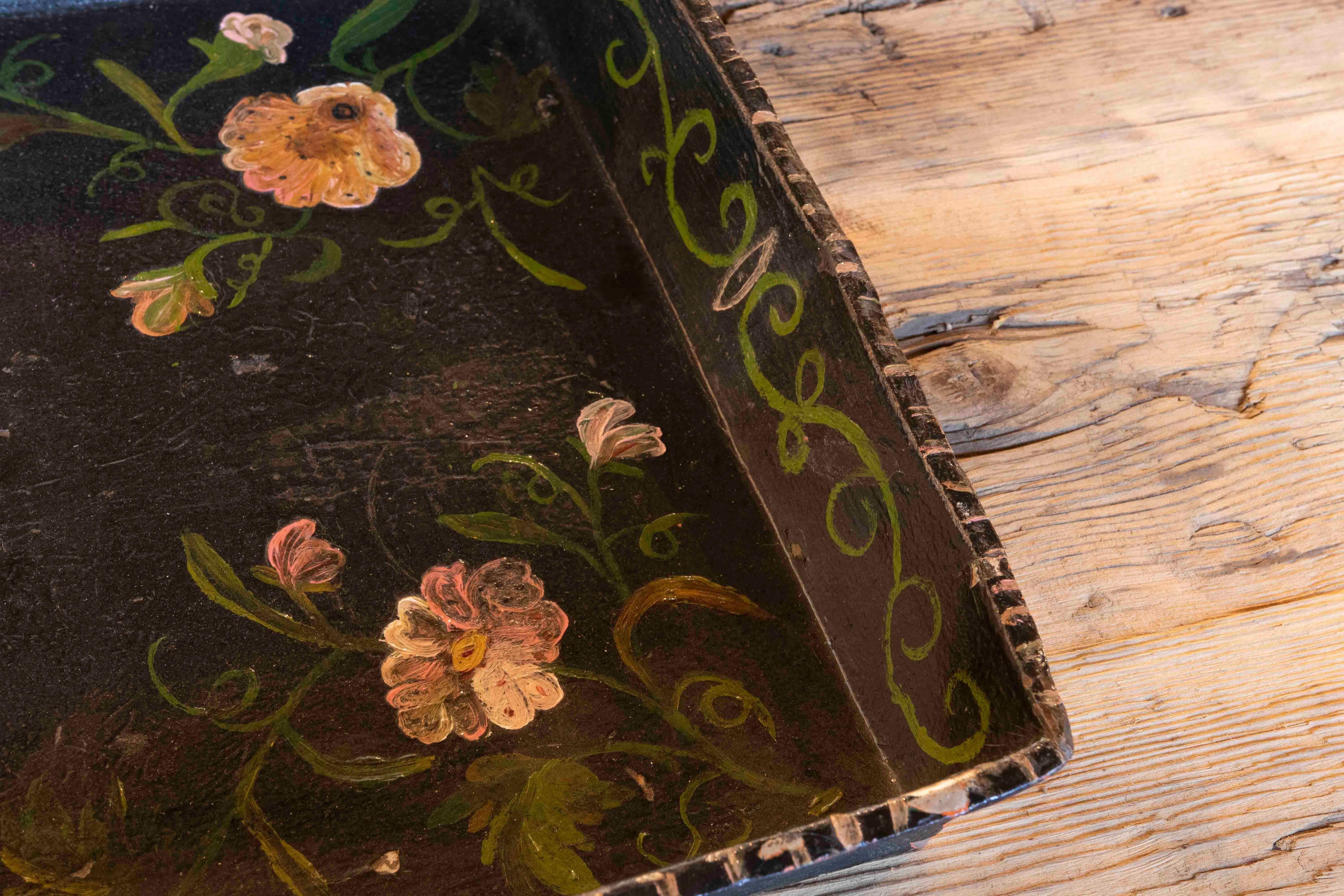 Hand-Painted Metal Tray in Black with Flower Decoration For Sale 5