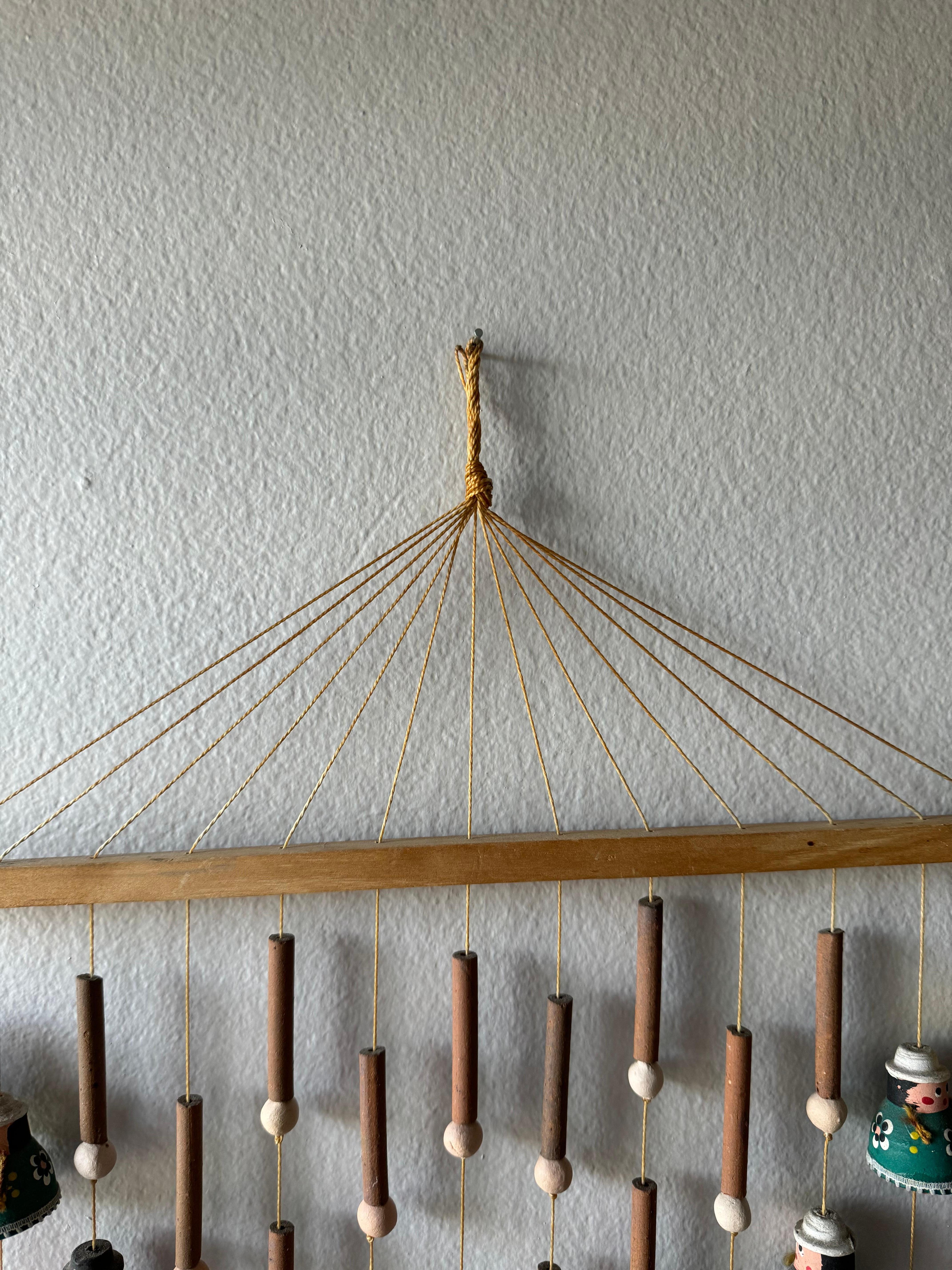 Handbemalte mexikanische Volkskunst Hängewind-Chime  (Moderne der Mitte des Jahrhunderts) im Angebot