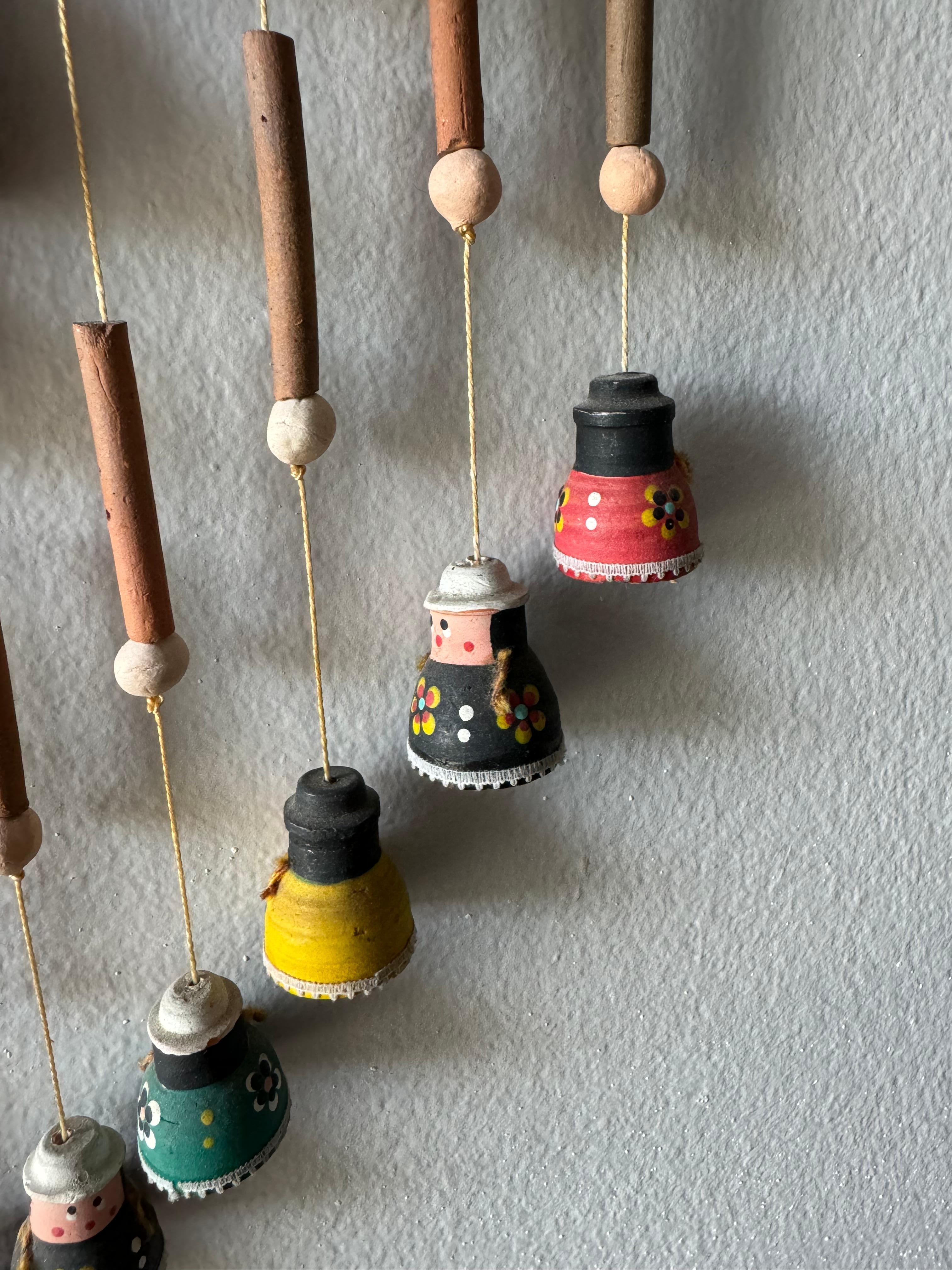 Carillon à vent suspendu, peint à la main, art populaire mexicain  Bon état - En vente à Costa Mesa, CA