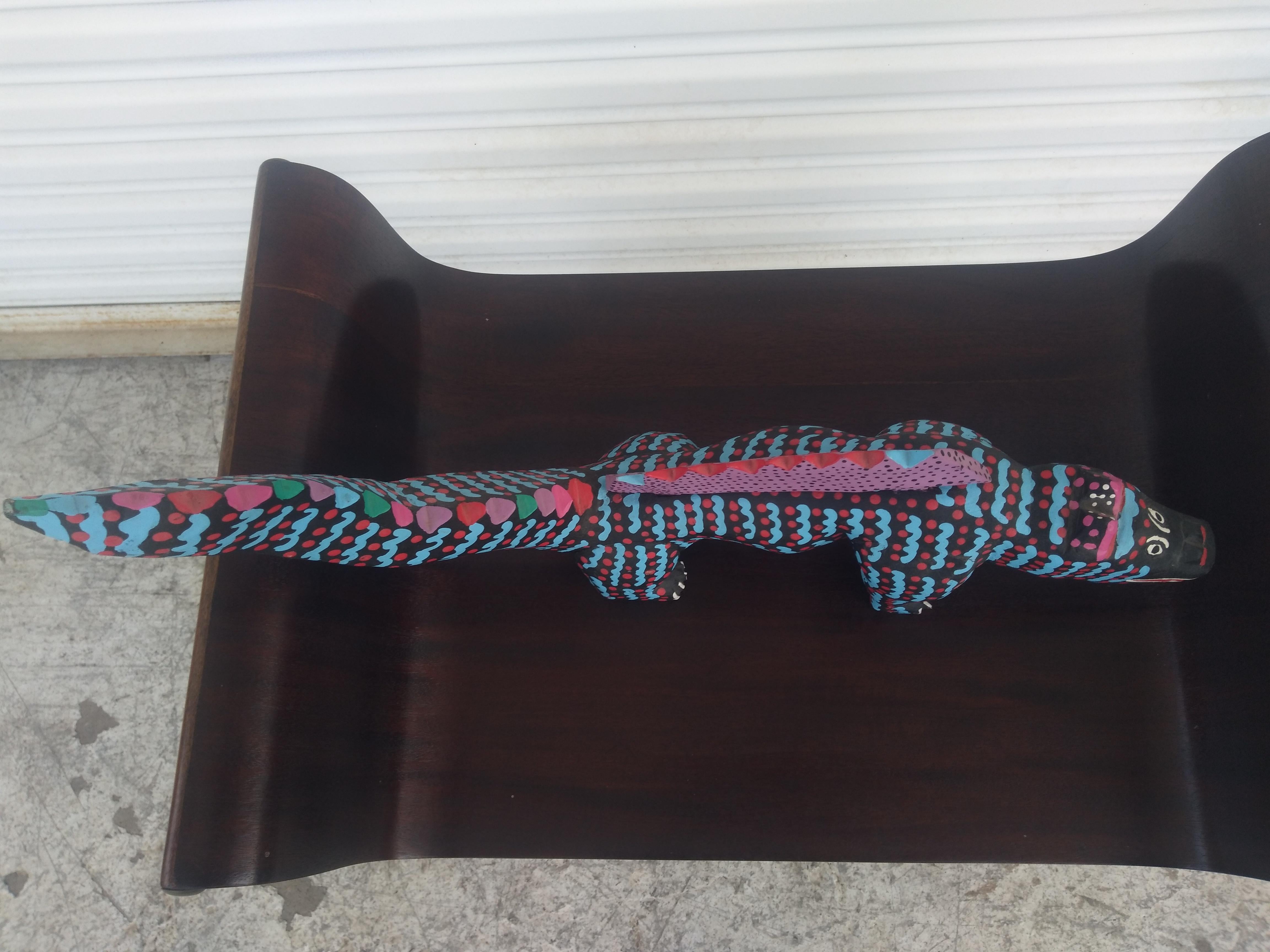 Messicano Scultura di iguana messicana dipinta a mano in vendita