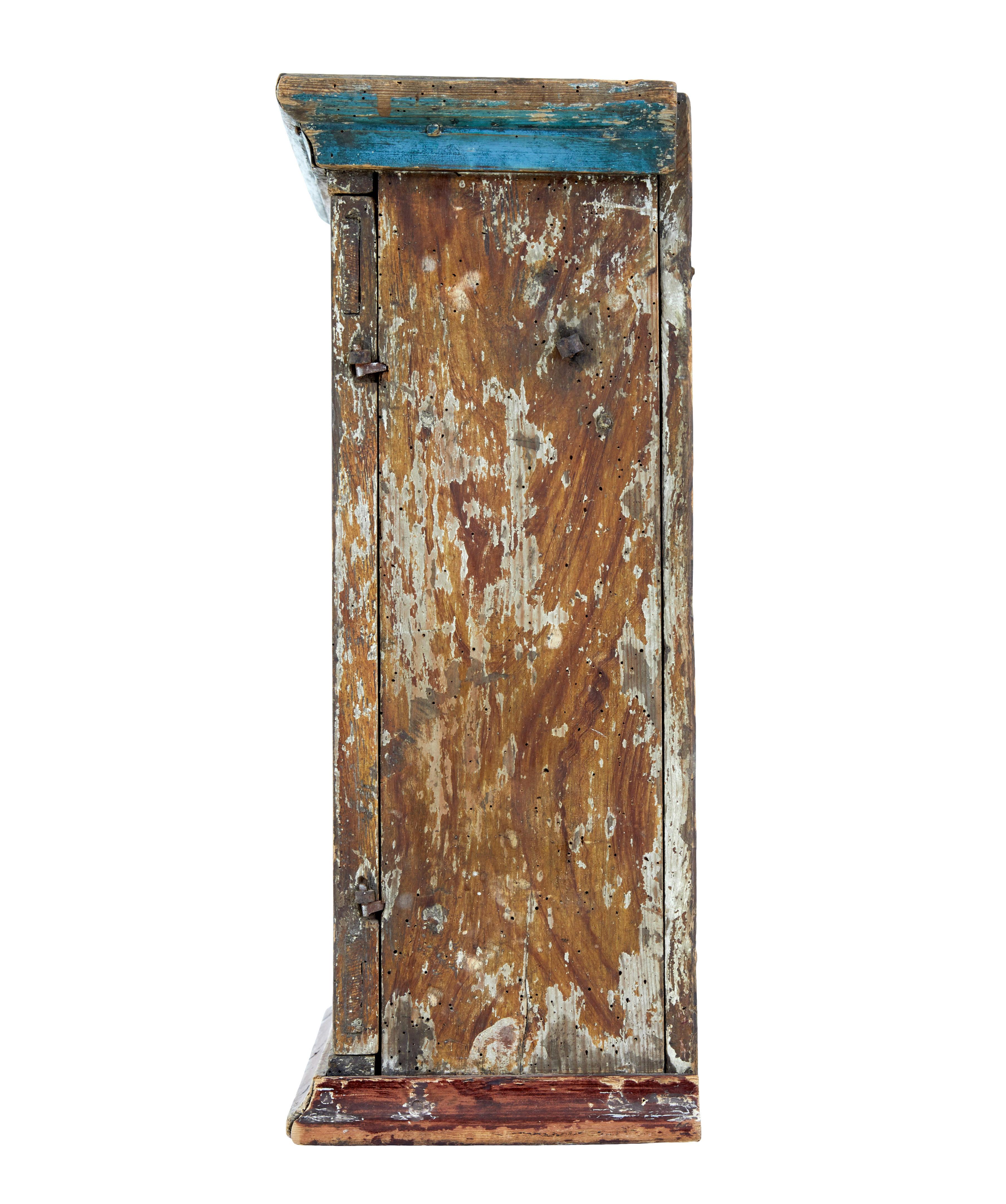 Hand painted mid 19th century Swedish pine wall cupboard In Good Condition For Sale In Debenham, Suffolk
