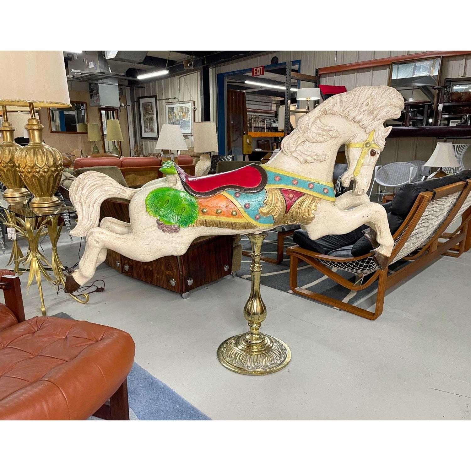 Perfectamente capturado en todo su esplendor, este C.W. vintage El caballo de carrusel Parker seguro que te hace galopar el corazón. Echa un vistazo a esta yegua radiante y verás por qué. La fuerza y la belleza del animal se celebran con un modelado
