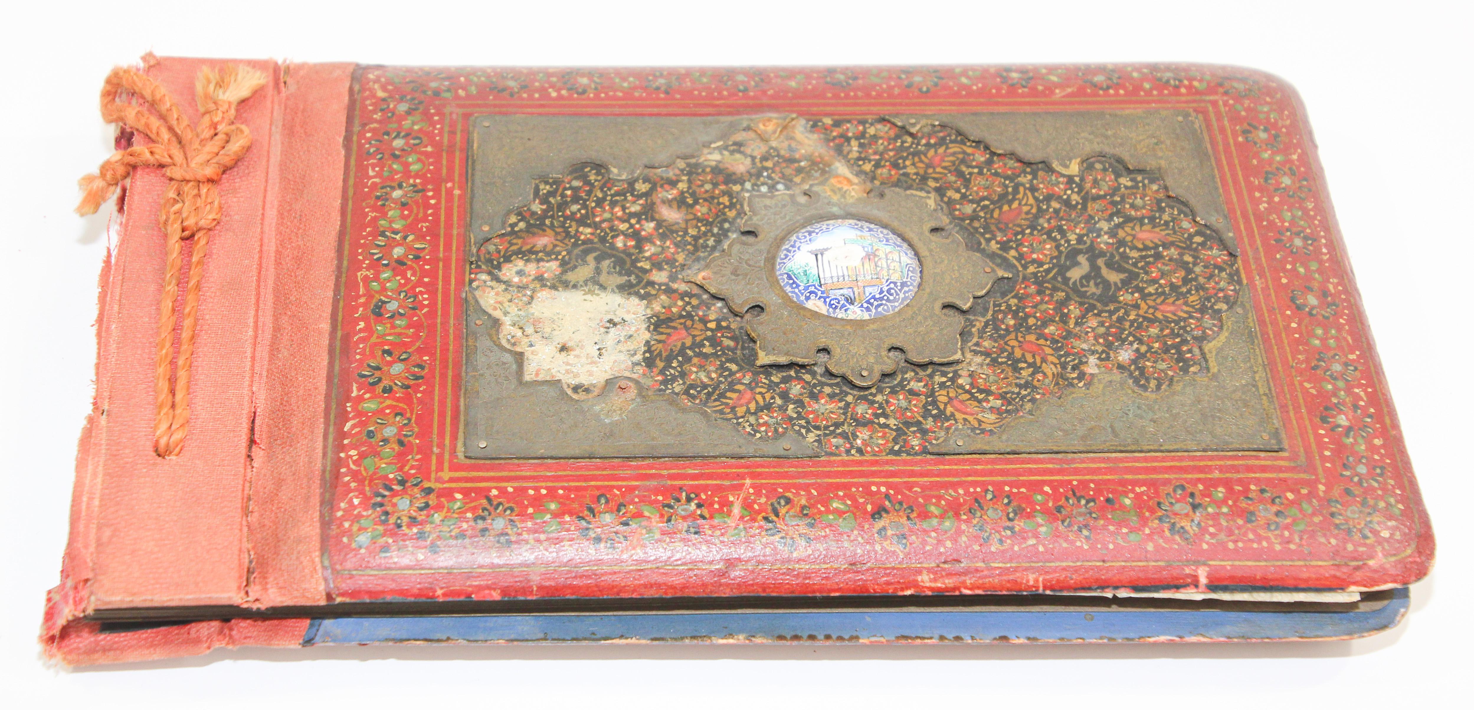 Asiatico Album fotografico dipinto a mano in stile Qajar del Medio Oriente in vendita
