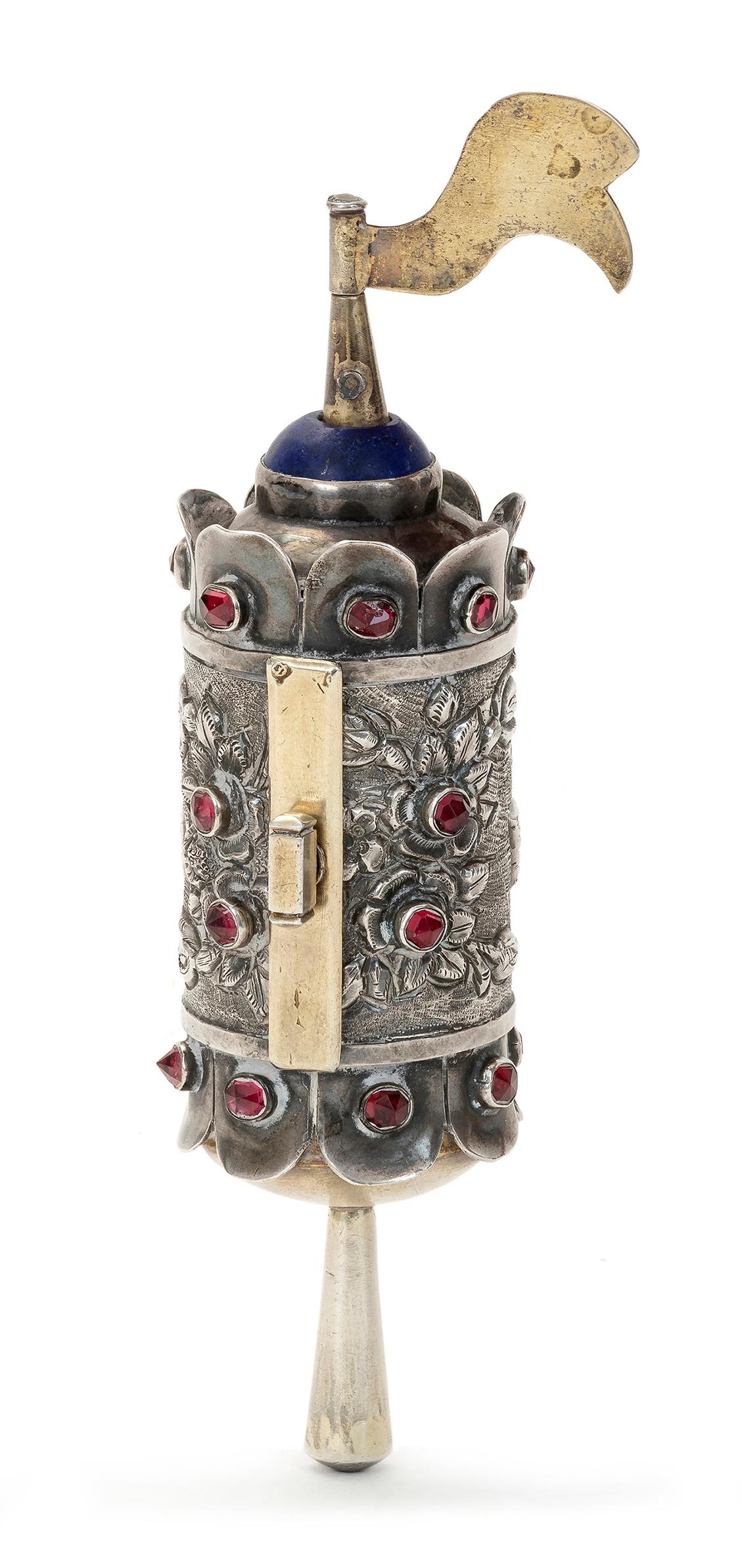 Rouleau d'Esther miniature décoré à la main dans un étui en argent de forme élégante - Israël, vers les années 1950
De la Collection de Oscar et Regina Gruss, New York

Exemple remarquable de l'artisanat judaïque du milieu du XXe siècle, ce rouleau