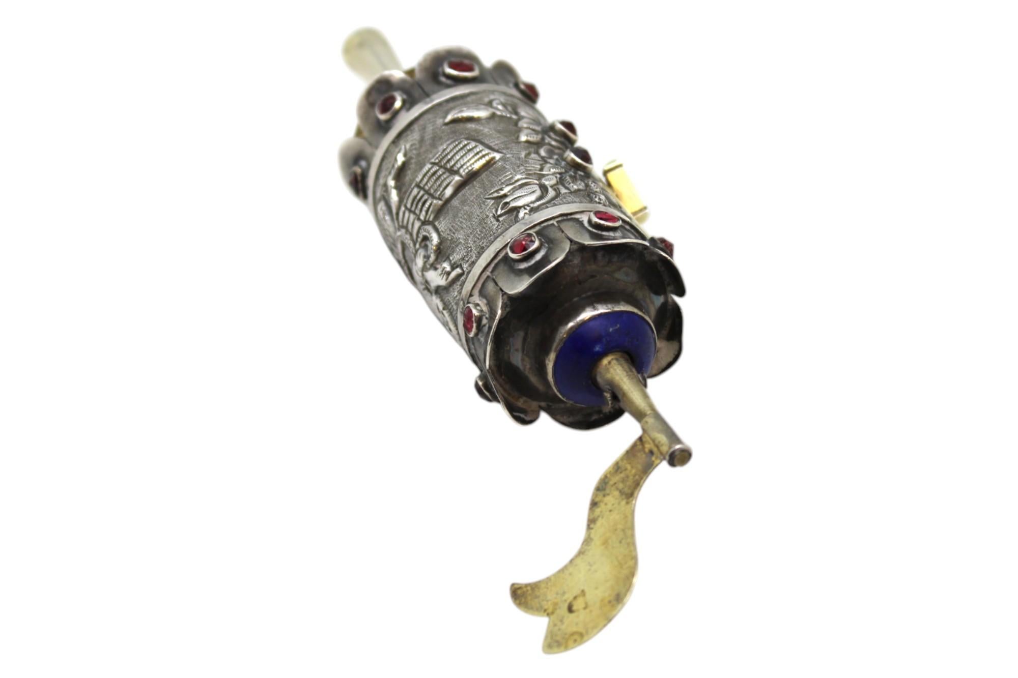 20ième siècle Rouleau d'Esther miniature peint à la main, présenté dans un élégant coffret en argent en vente