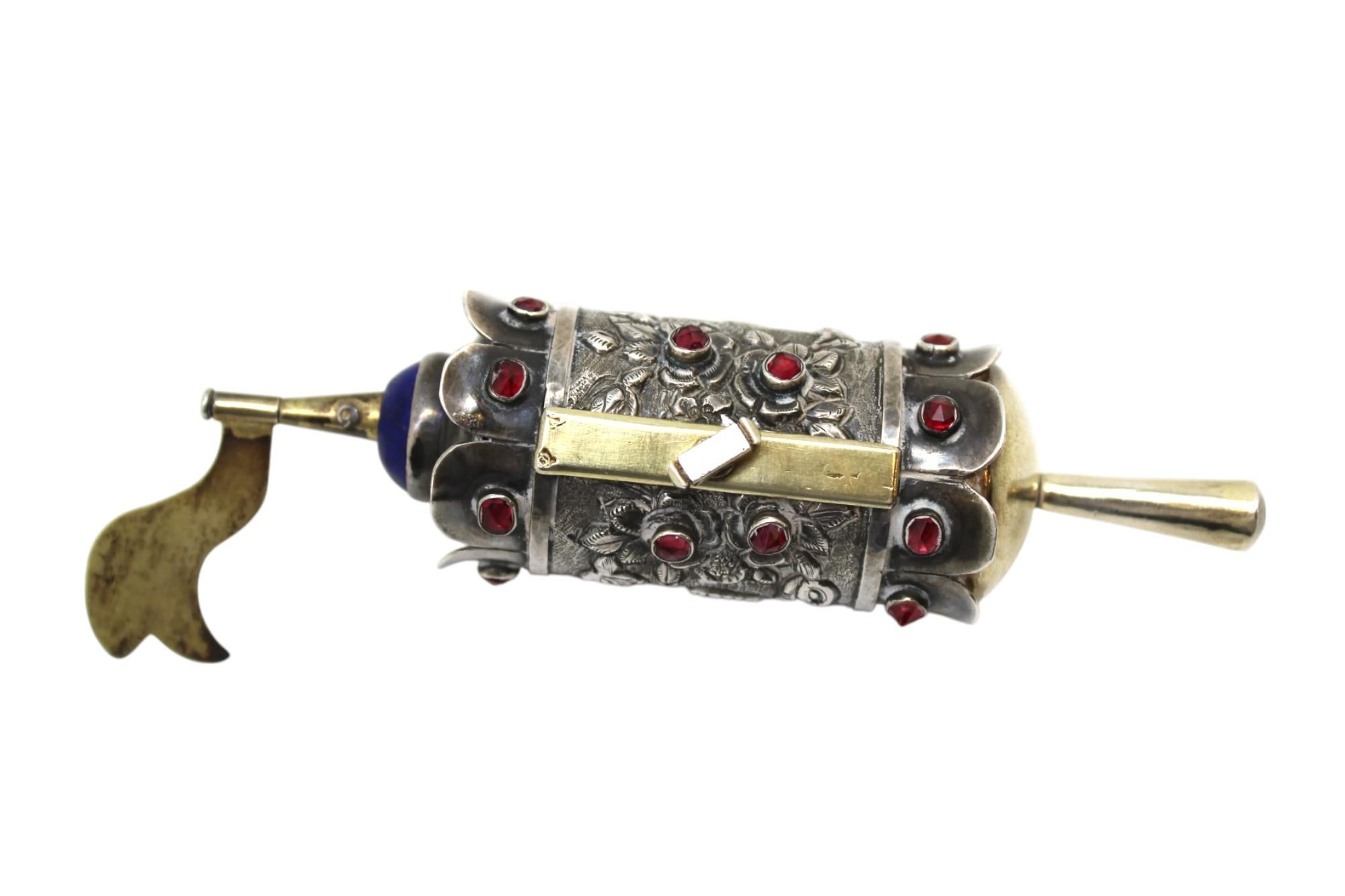 Rouleau d'Esther miniature peint à la main, présenté dans un élégant coffret en argent en vente 2