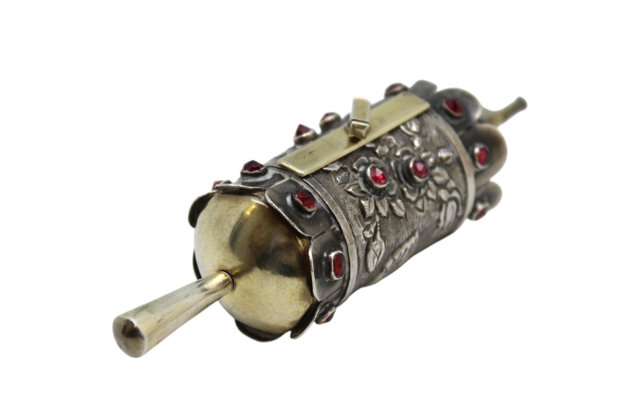 Rouleau d'Esther miniature peint à la main, présenté dans un élégant coffret en argent en vente 3