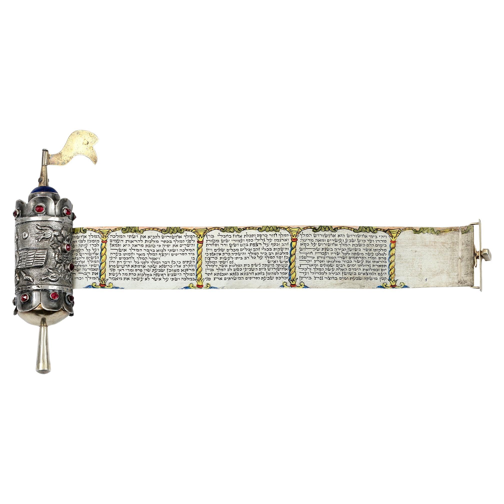 Rouleau d'Esther miniature peint à la main, présenté dans un élégant coffret en argent en vente