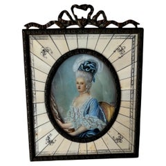 Retrato en miniatura pintado a mano de una dama ca. finales del s. XIX Marco de bronce y hueso