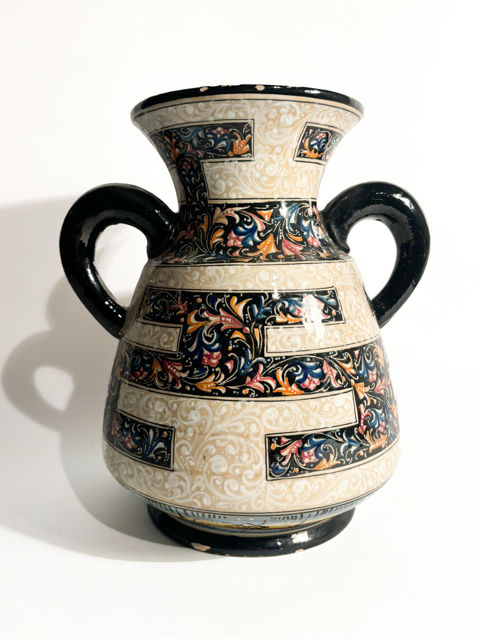 Vaso in ceramica Molaroni dipinto a mano, realizzato negli anni '40. Il vaso presenta alcune scheggiature e imperfezioni, come mostrato nelle foto. Ulteriori informazioni/immagini sono disponibili su richiesta.

Ø cm 22 Ø cm 18 h cm 24

Dal 1880, la