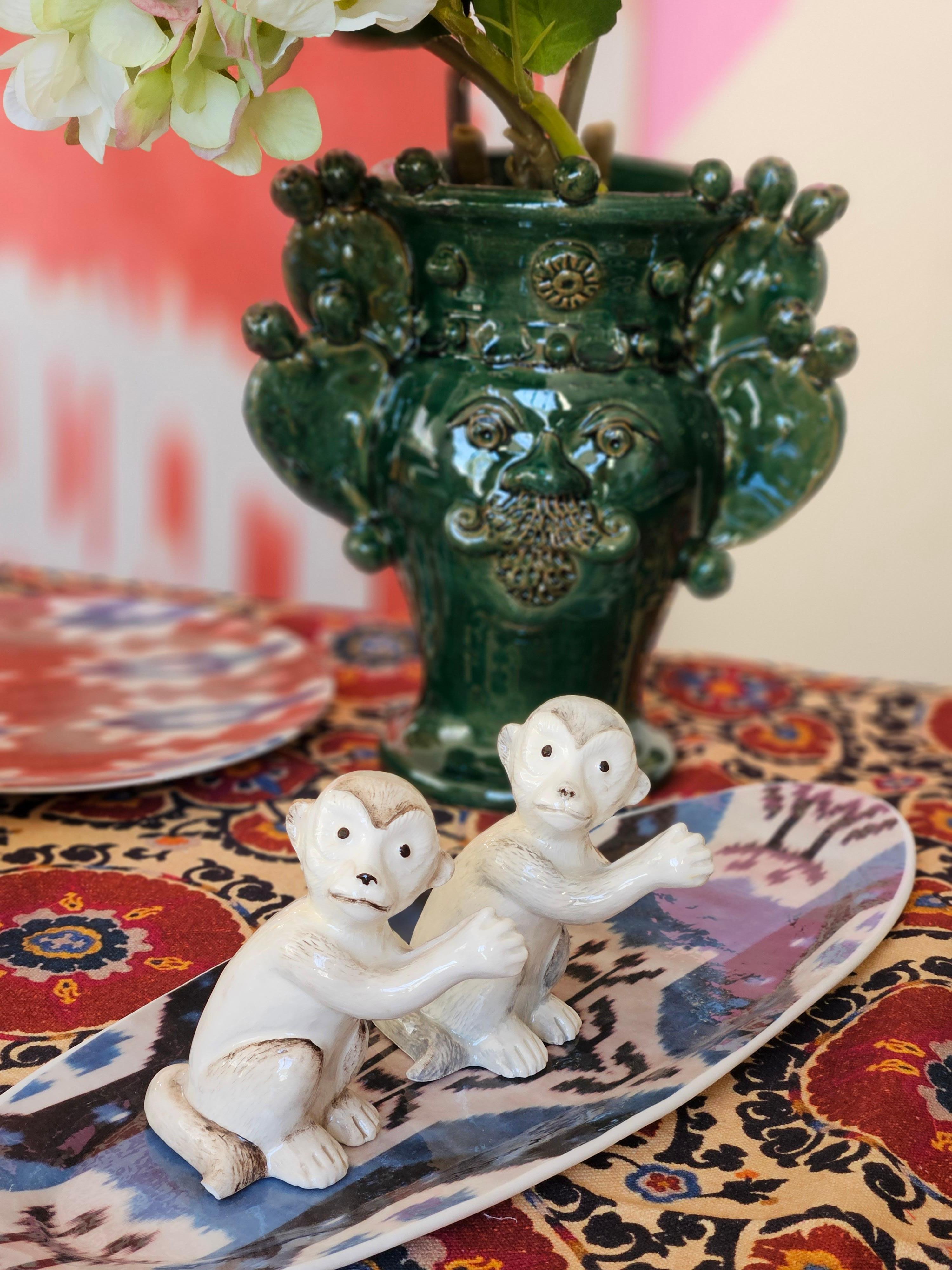 There are few salt&pepper as finky as these ones.
Shaped as monkeys these items are handmade and handpainted in Italy.