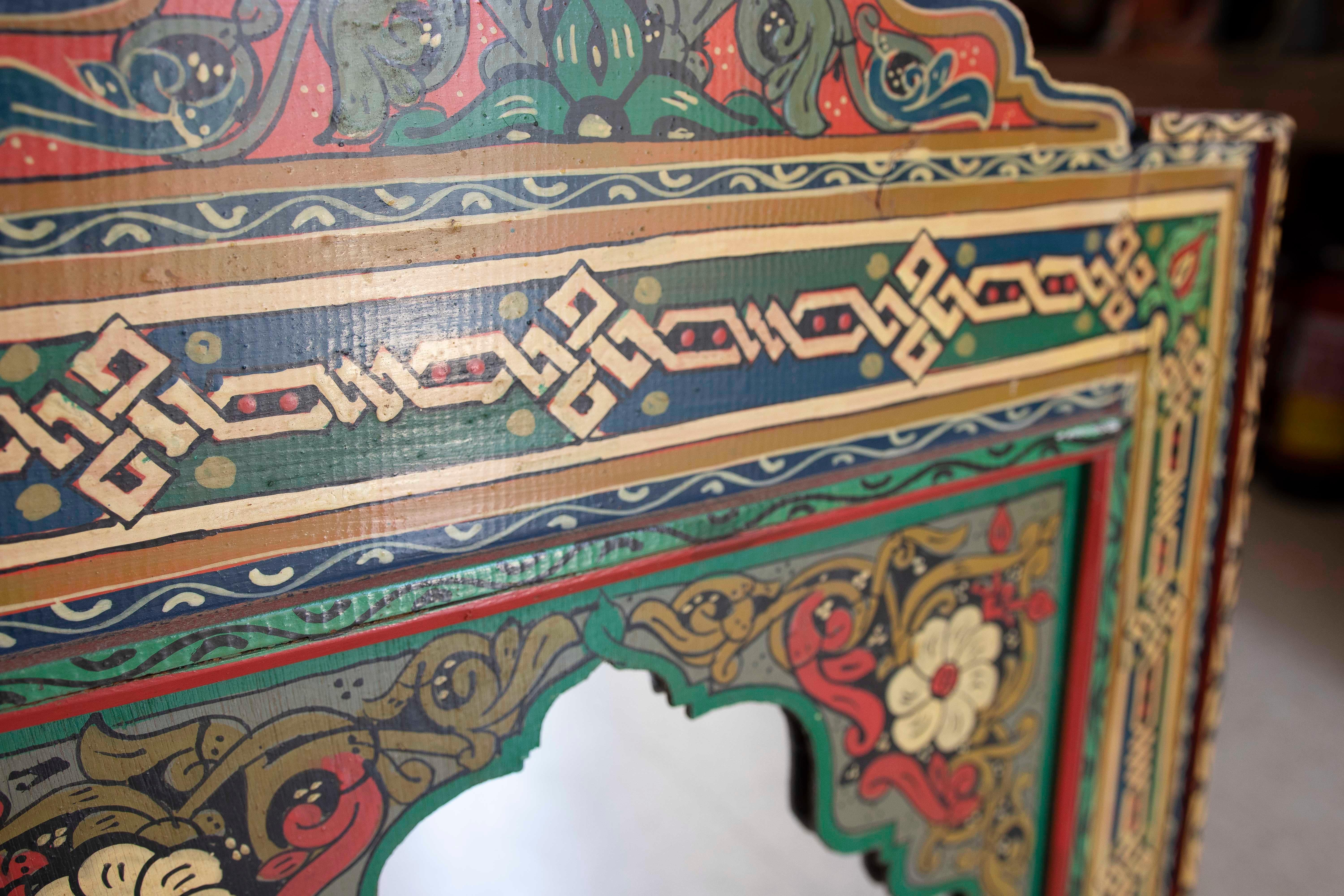 Specchio da parete in legno in stile moresco dipinto a mano con decorazioni in vendita 9