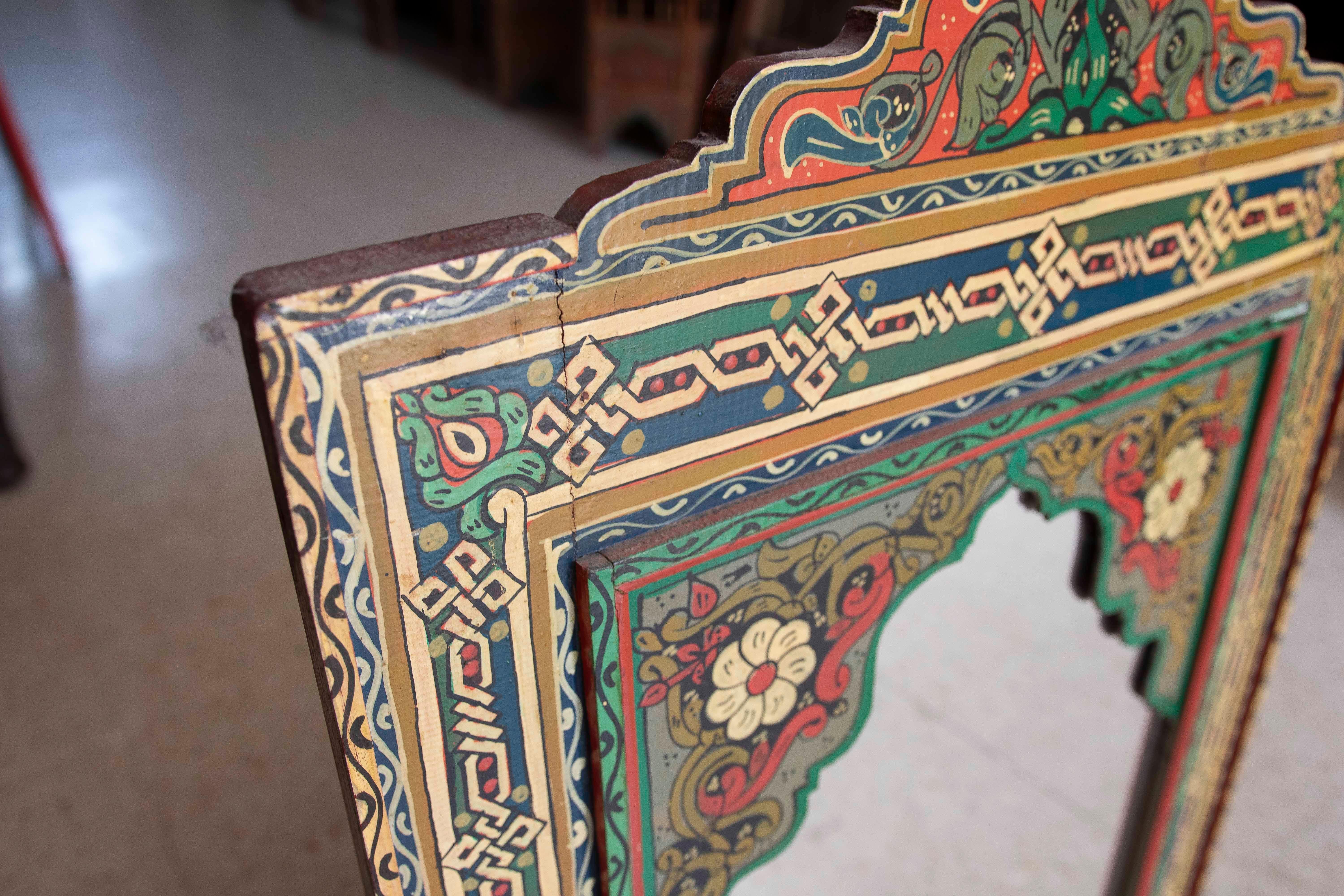 Specchio da parete in legno in stile moresco dipinto a mano con decorazioni in vendita 11