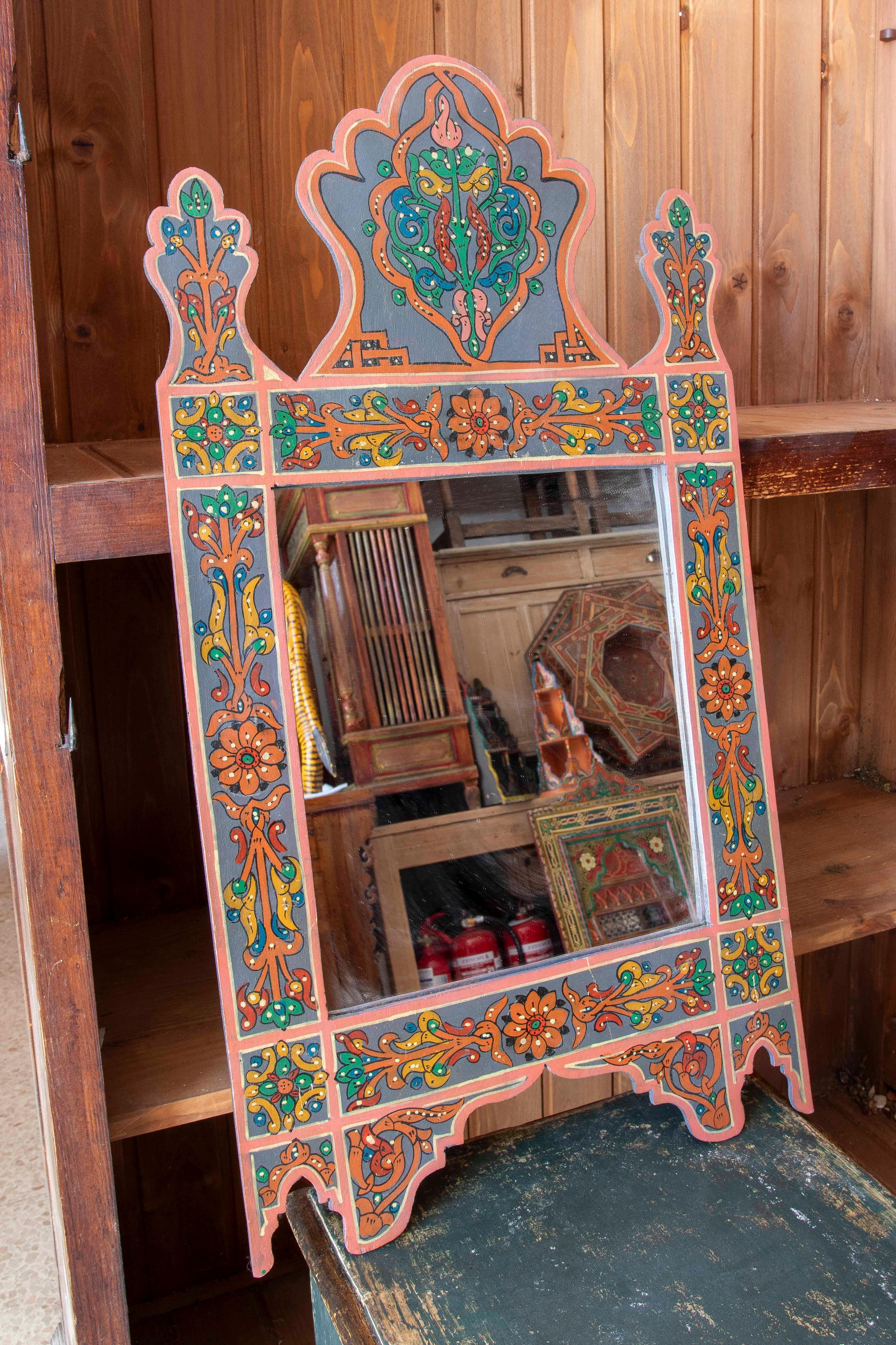 Marocain Miroir mural de style mauresque peint à la main avec décorations en vente