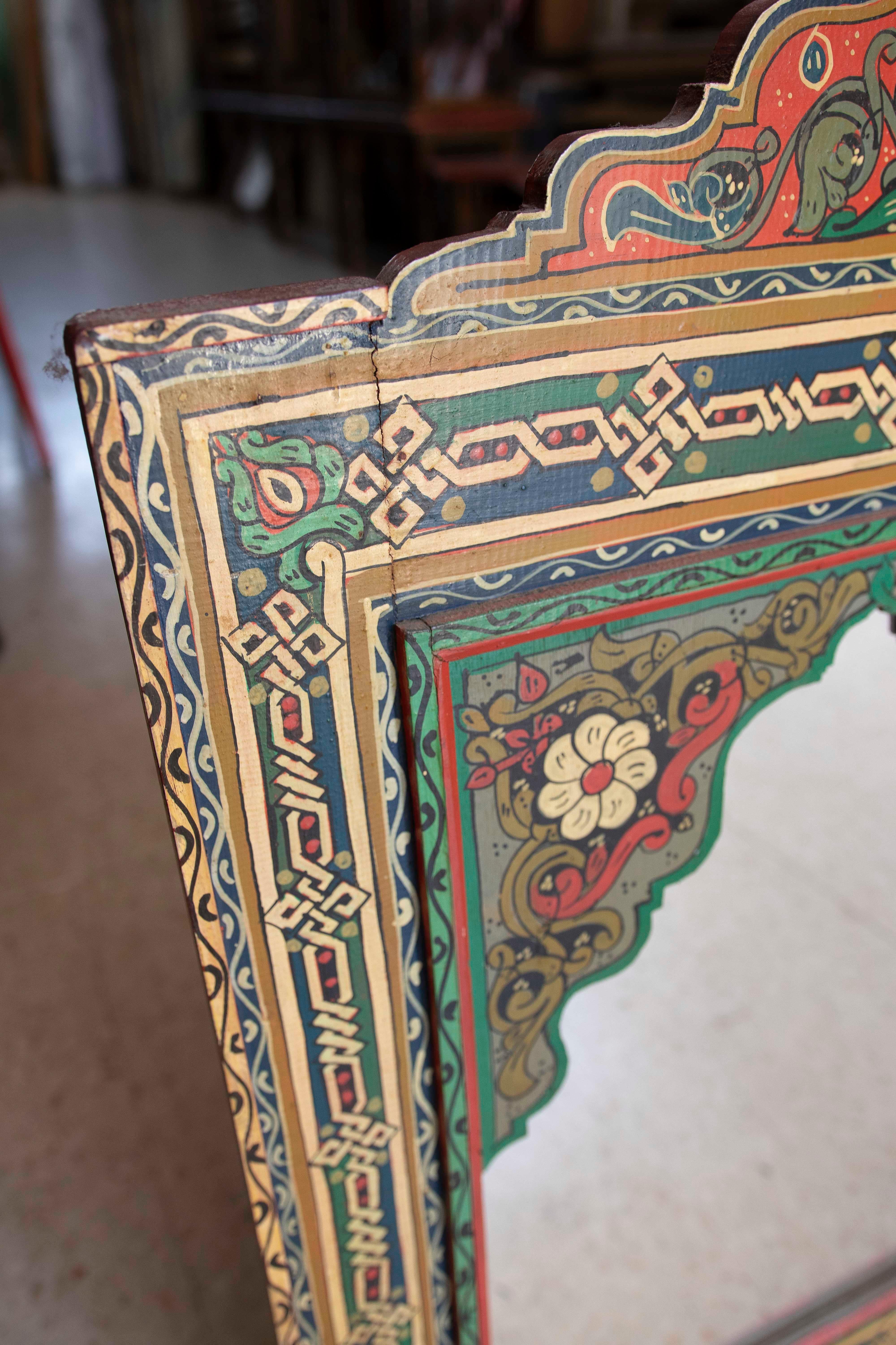 Specchio da parete in legno in stile moresco dipinto a mano con decorazioni In condizioni buone in vendita a Marbella, ES