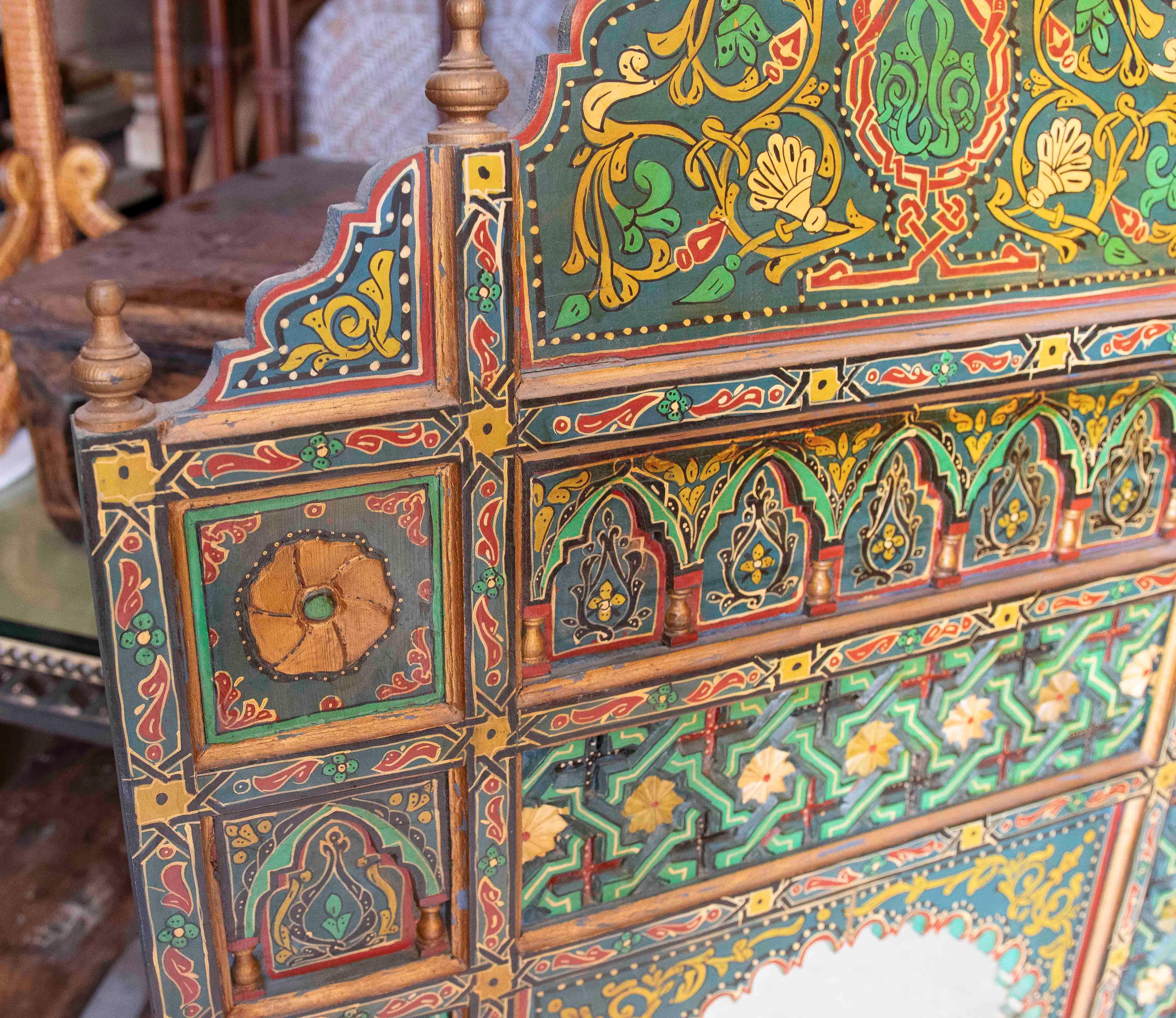 Hand-painted Moorish Style Wooden Wall Mirror with Decorations In Good Condition For Sale In Marbella, ES