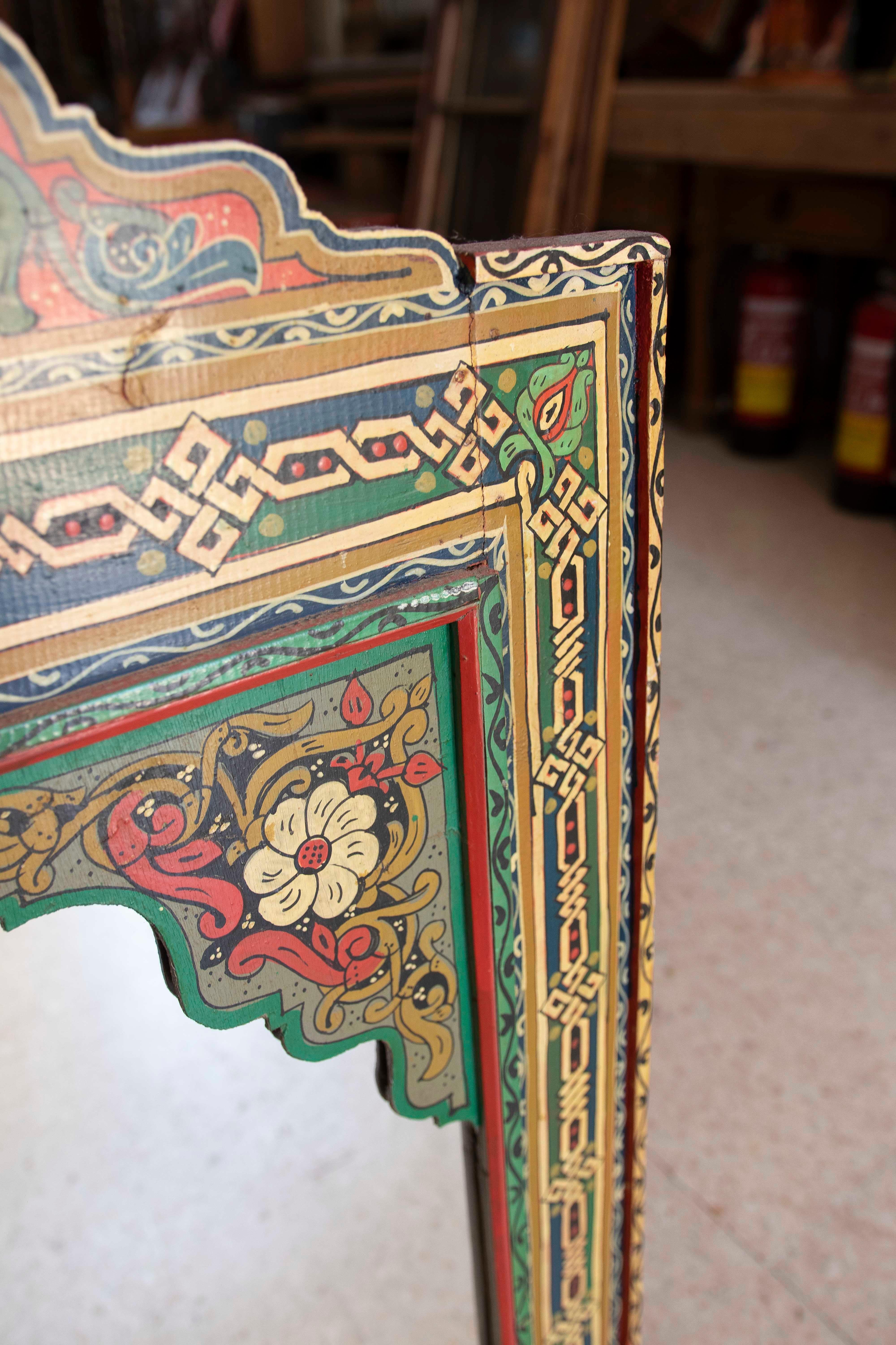 XX secolo Specchio da parete in legno in stile moresco dipinto a mano con decorazioni in vendita