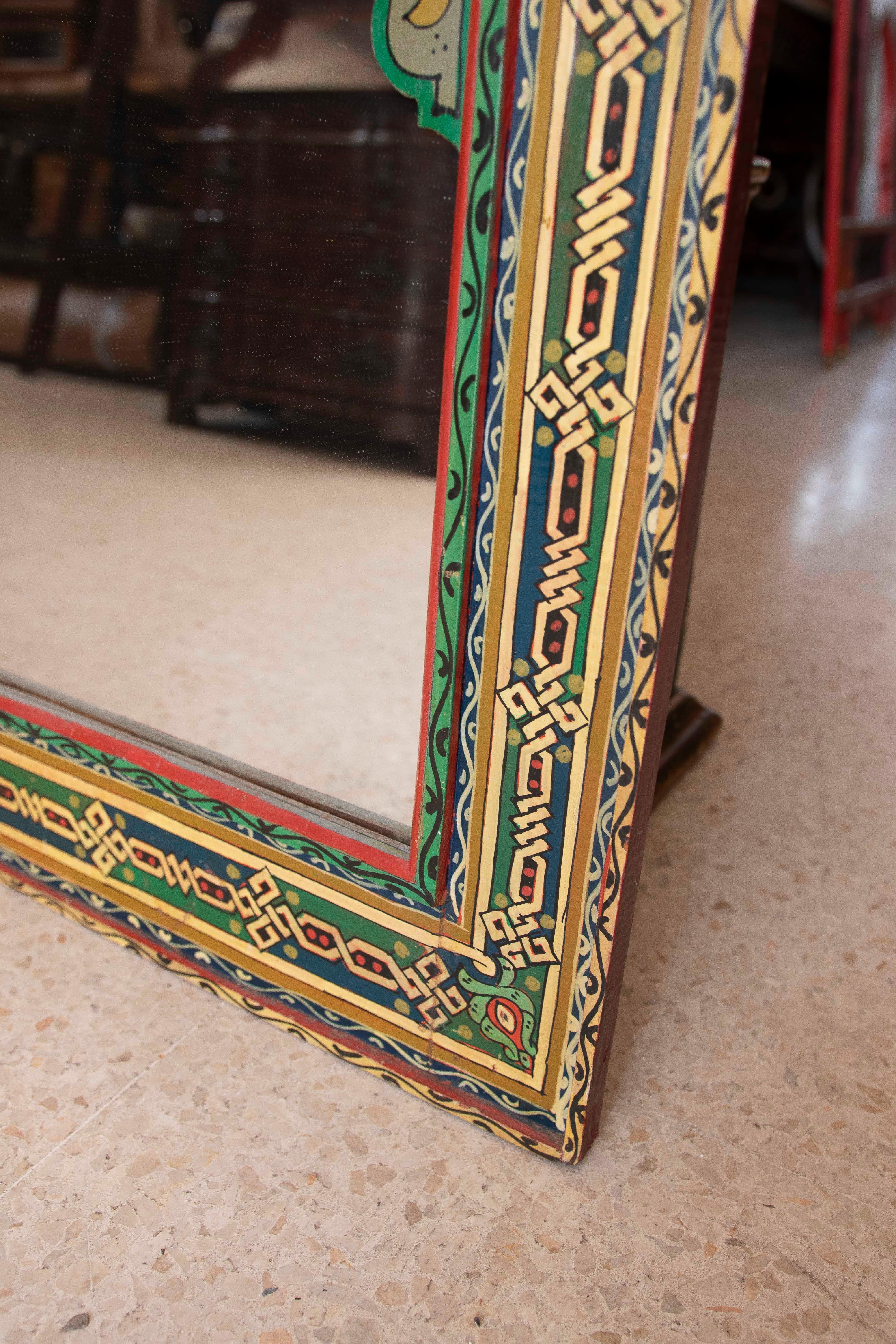 Specchio da parete in legno in stile moresco dipinto a mano con decorazioni in vendita 1