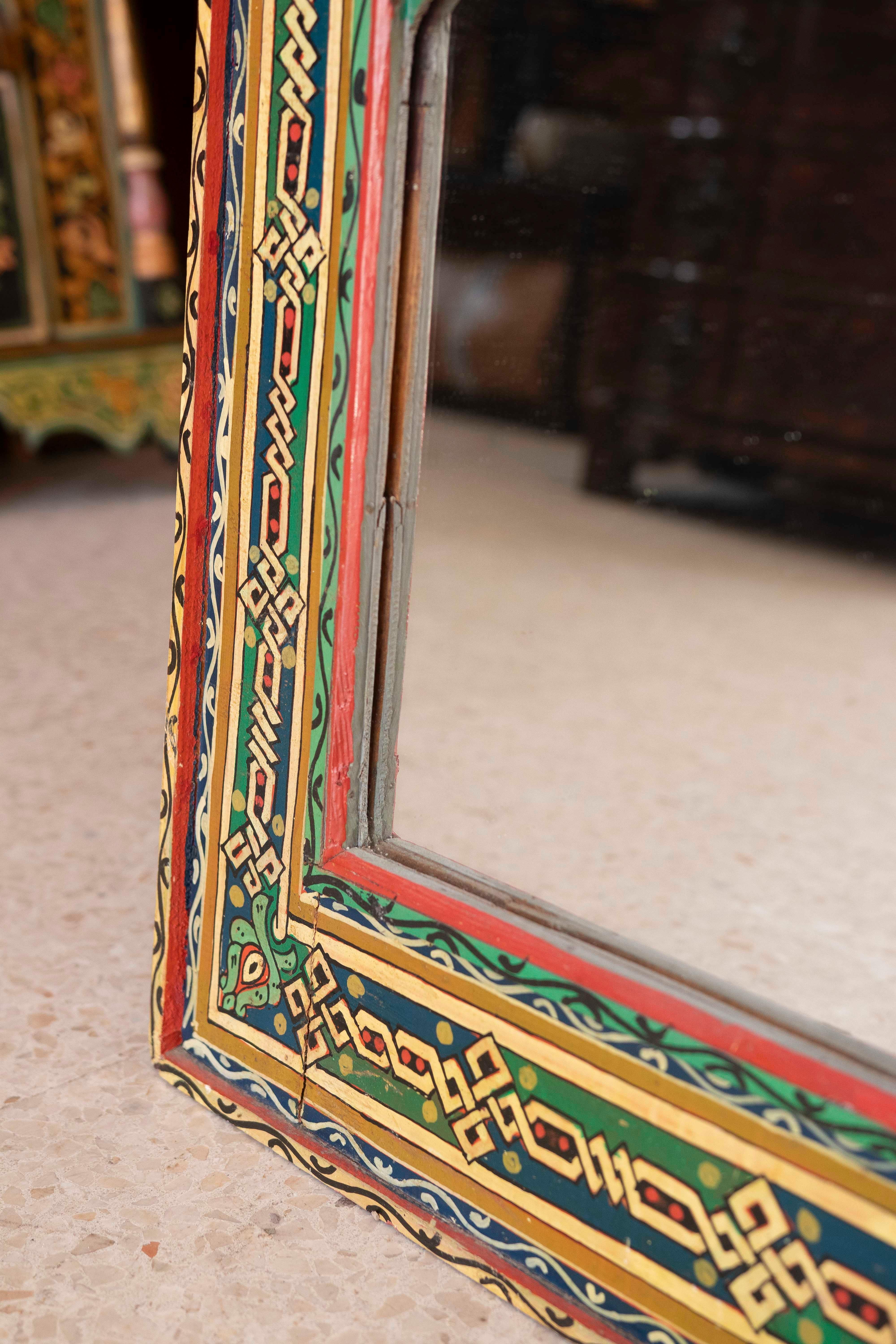 Specchio da parete in legno in stile moresco dipinto a mano con decorazioni in vendita 2