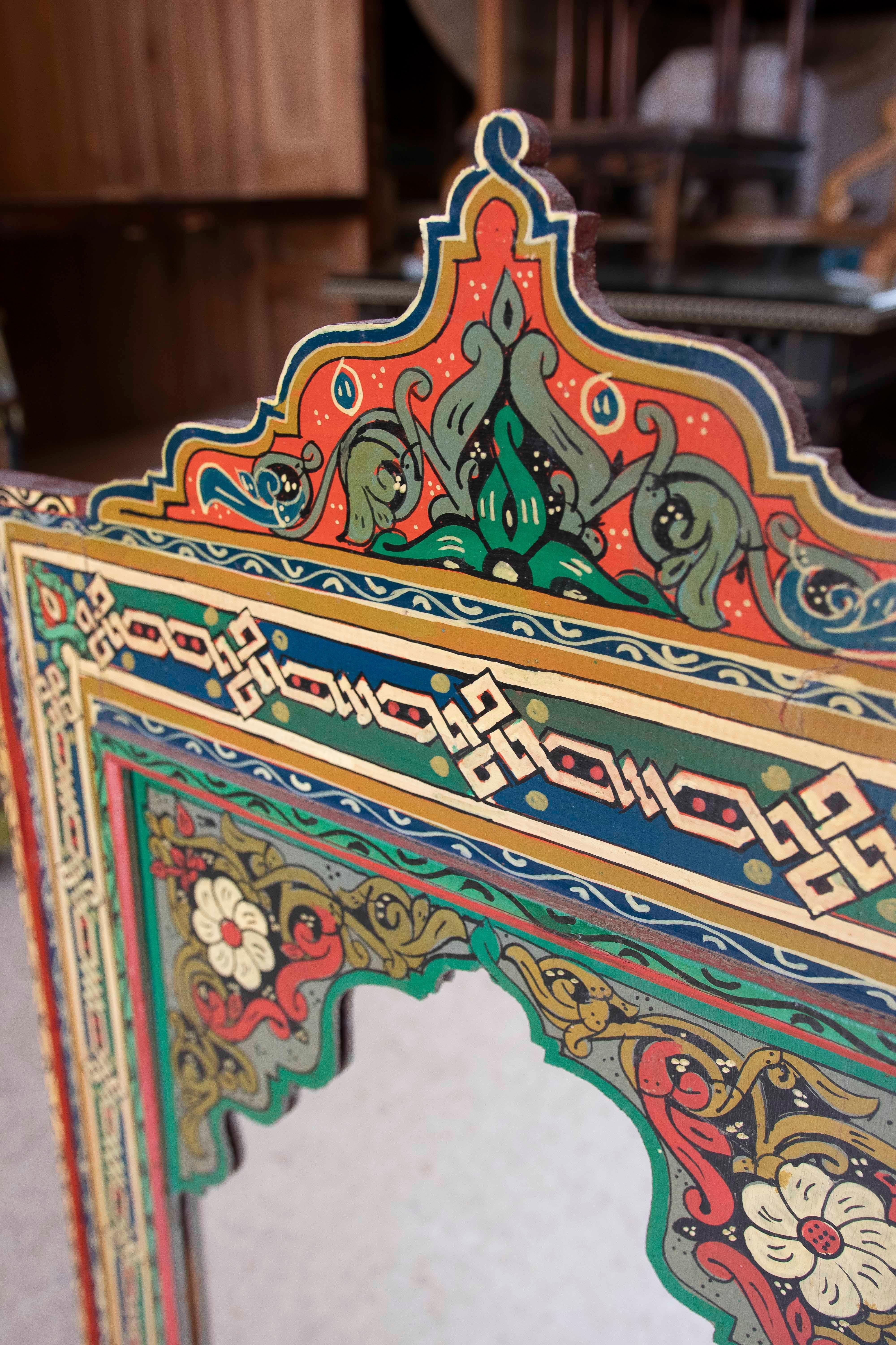 Specchio da parete in legno in stile moresco dipinto a mano con decorazioni in vendita 3