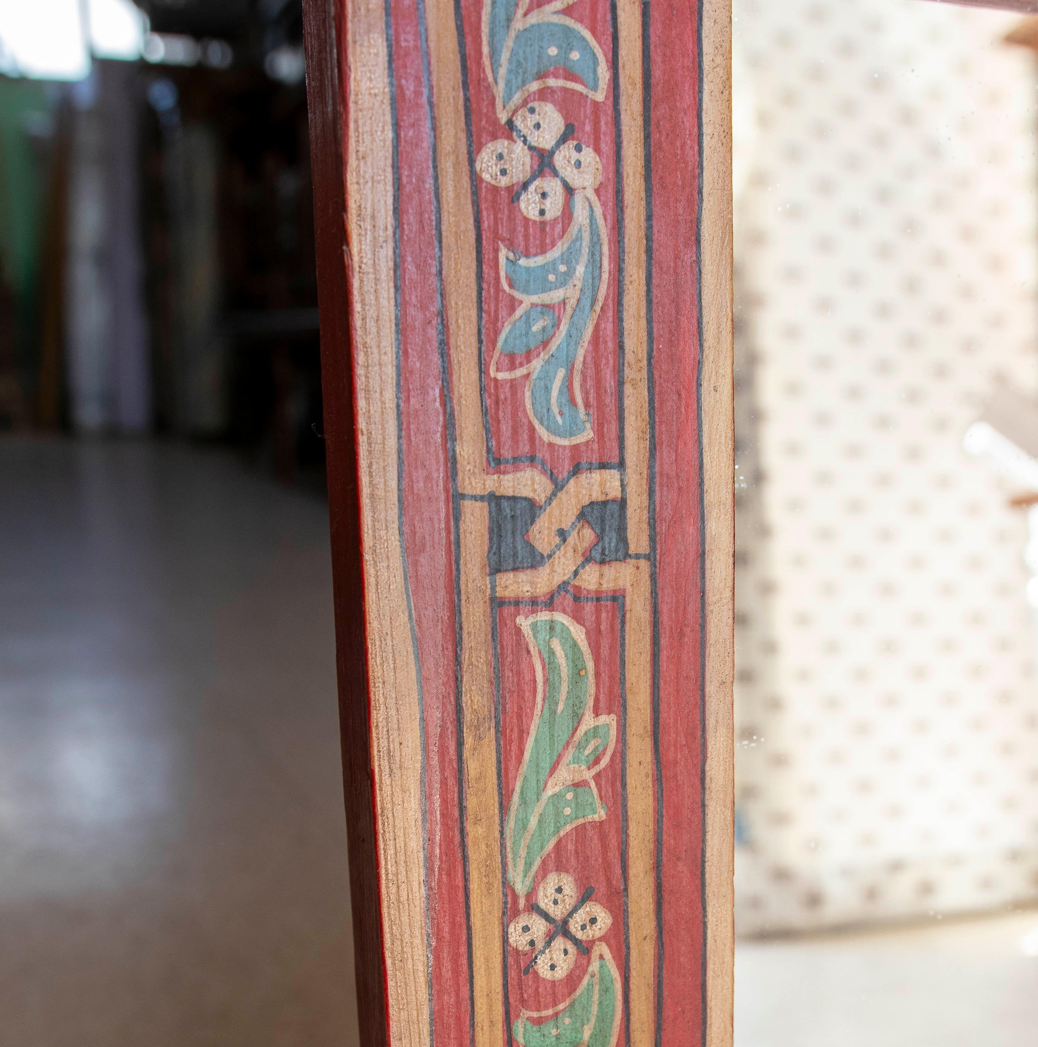 Specchio da parete in legno in stile moresco dipinto a mano con decorazioni in rosso in vendita 3