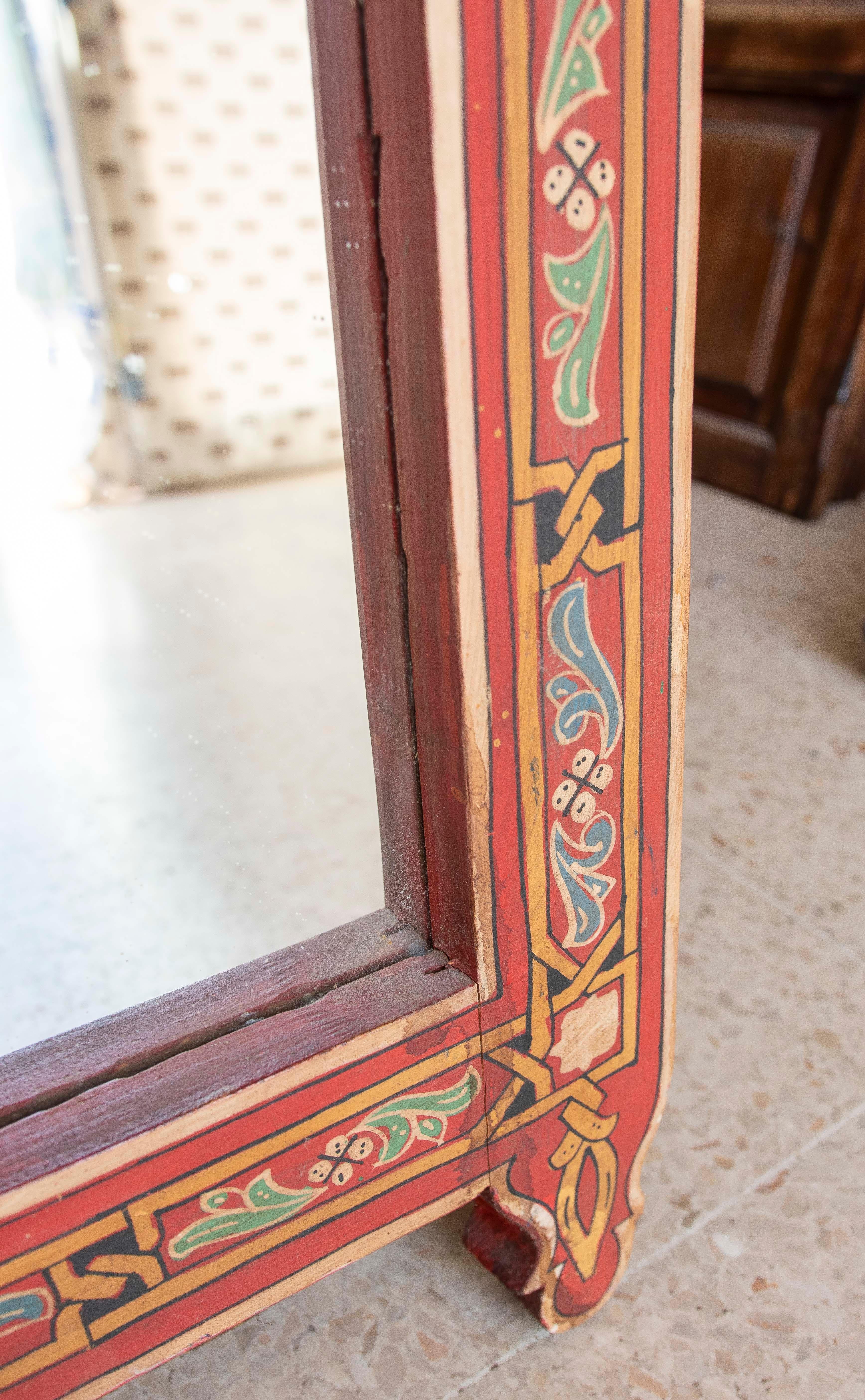 Specchio da parete in legno in stile moresco dipinto a mano con decorazioni in rosso in vendita 4