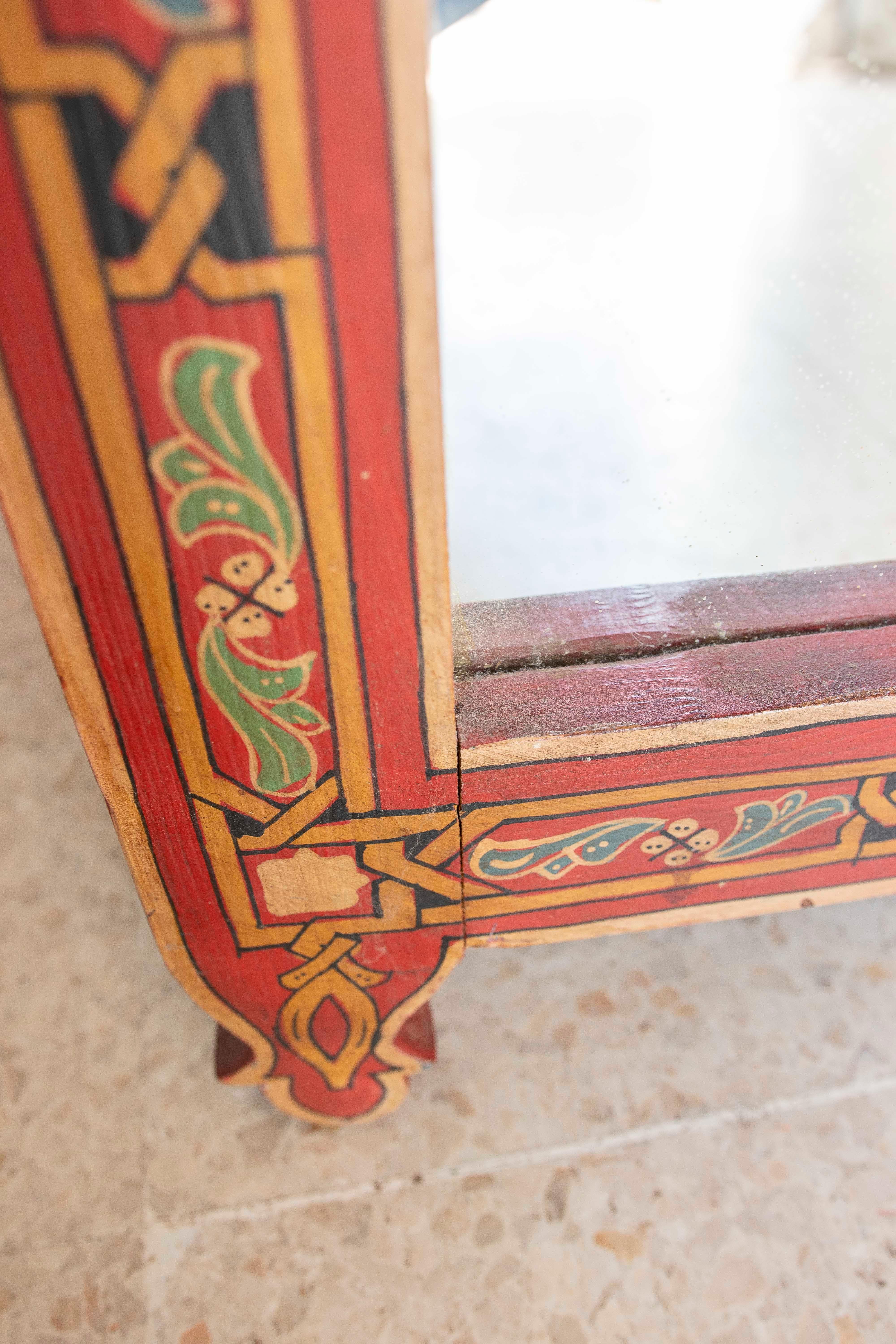 Specchio da parete in legno in stile moresco dipinto a mano con decorazioni in rosso in vendita 5