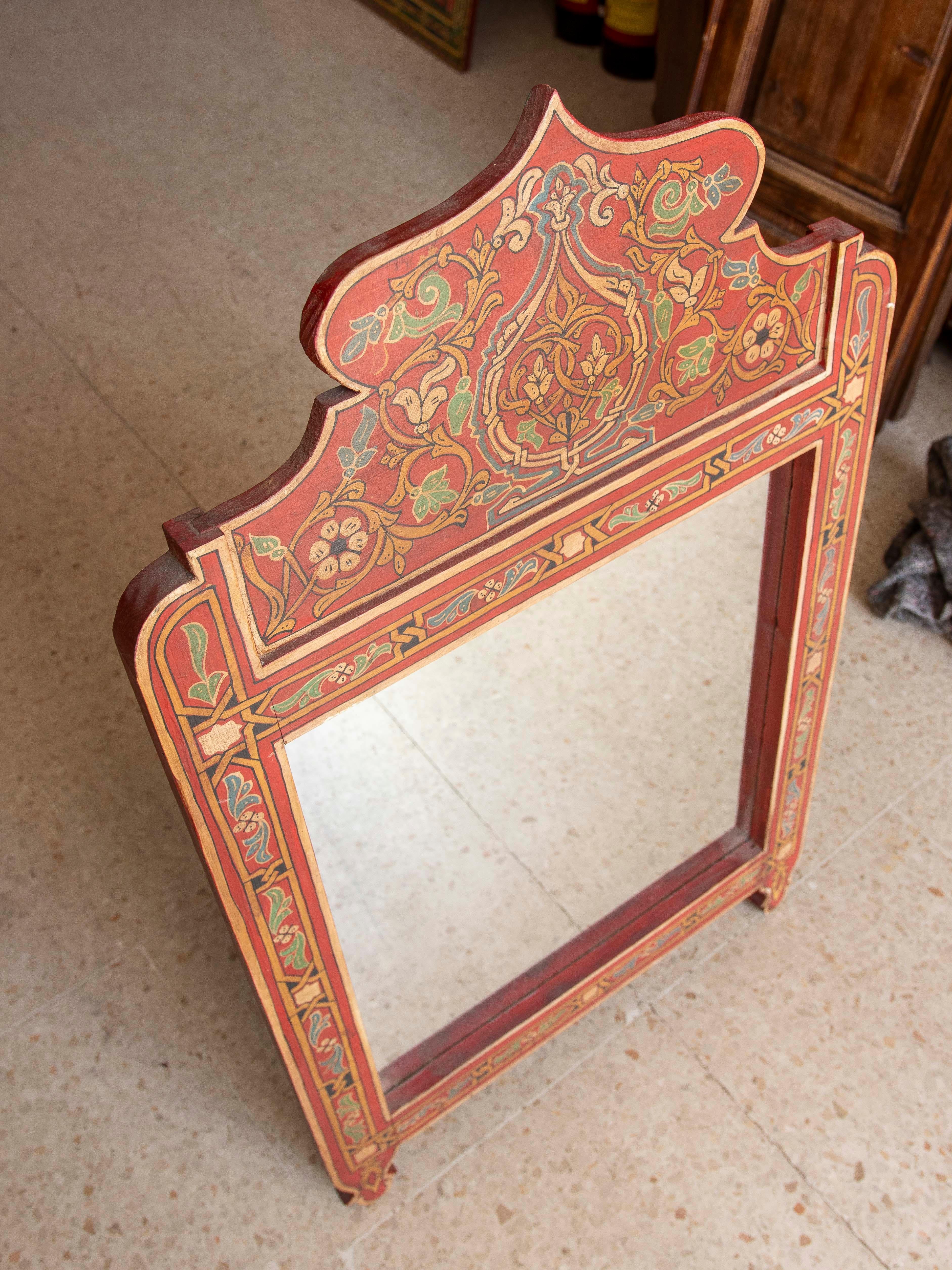 Specchio da parete in legno in stile moresco dipinto a mano con decorazioni in rosso in vendita 7