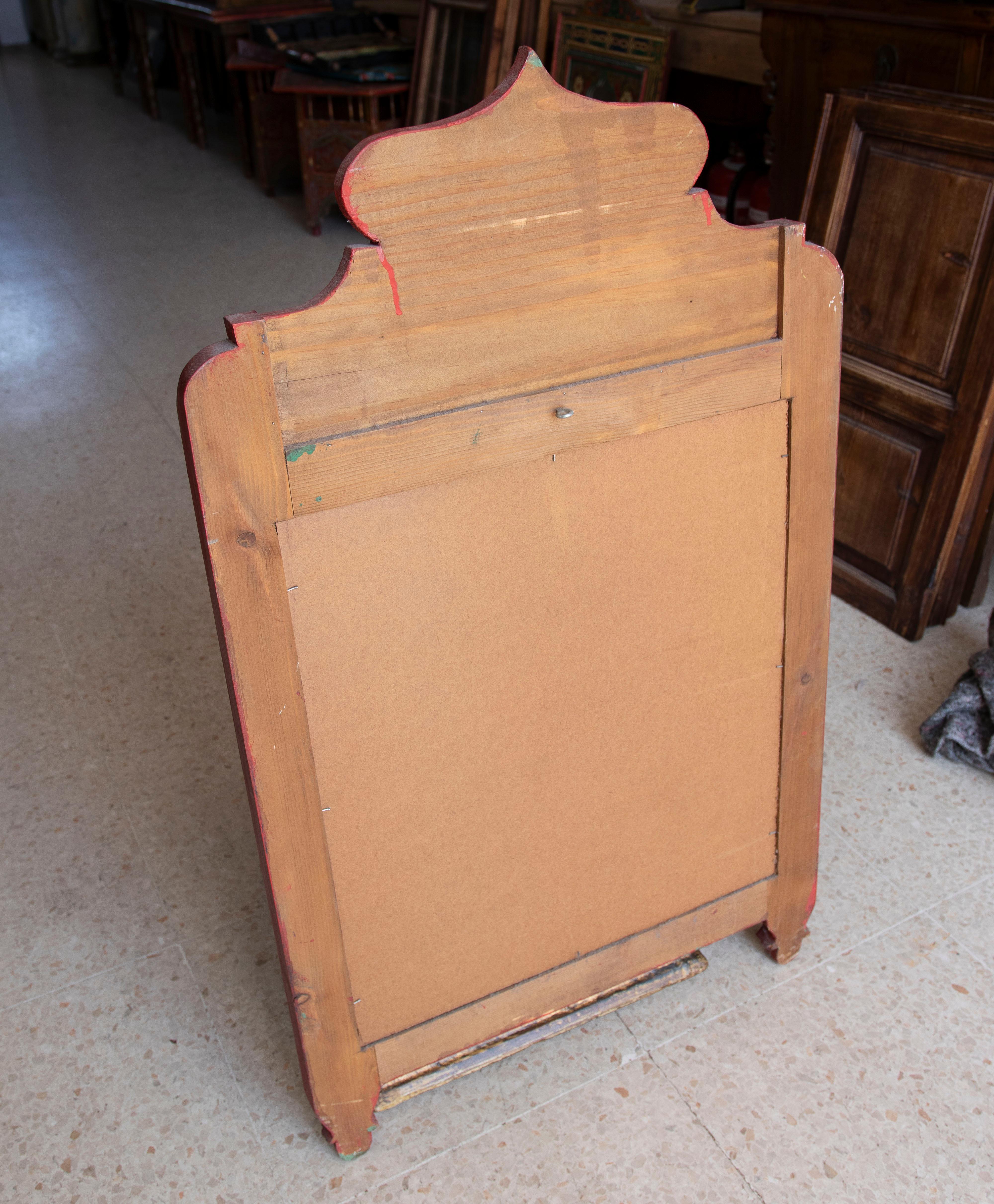 Specchio da parete in legno in stile moresco dipinto a mano con decorazioni in rosso in vendita 8