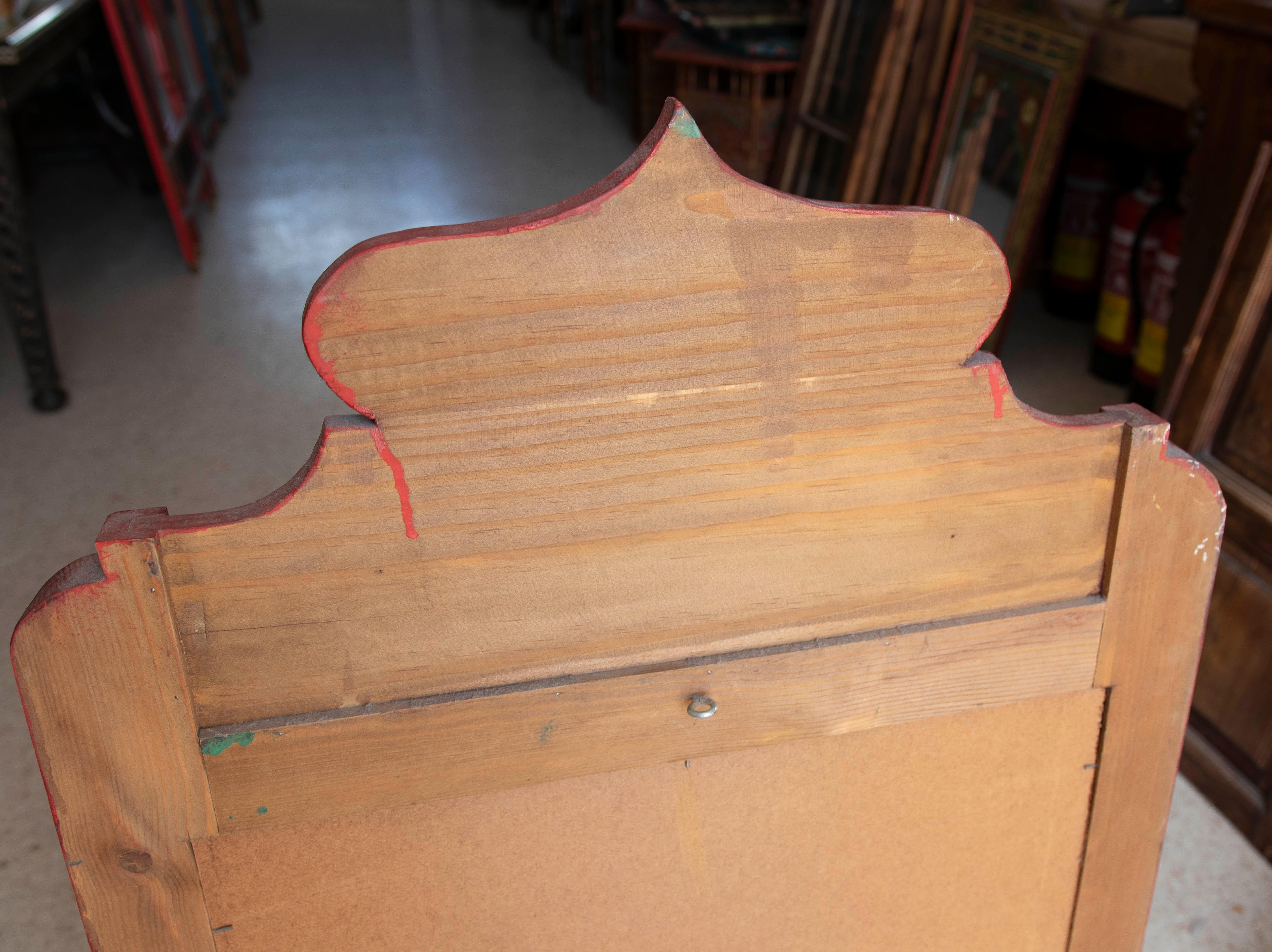 Specchio da parete in legno in stile moresco dipinto a mano con decorazioni in rosso in vendita 9