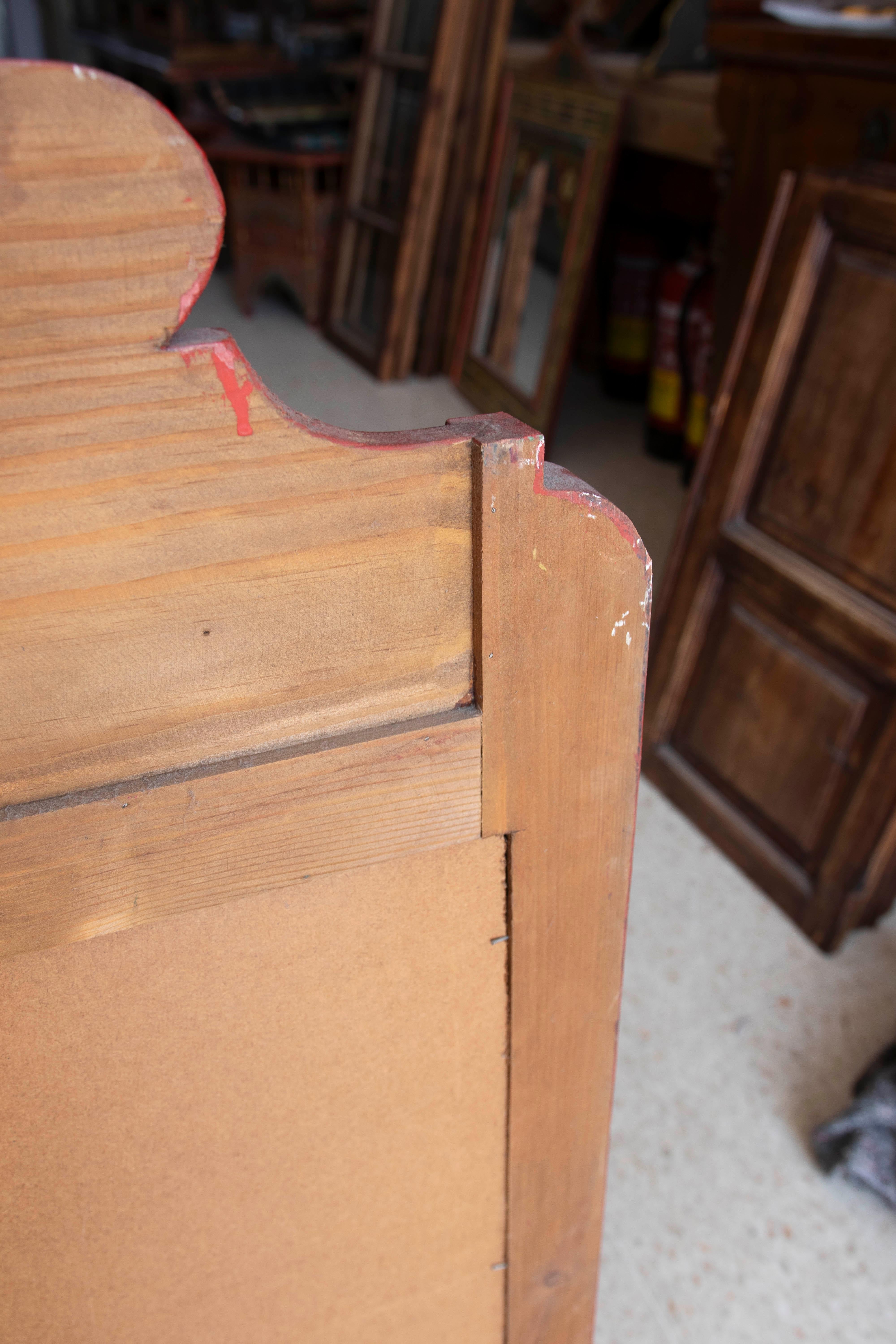 Specchio da parete in legno in stile moresco dipinto a mano con decorazioni in rosso in vendita 10