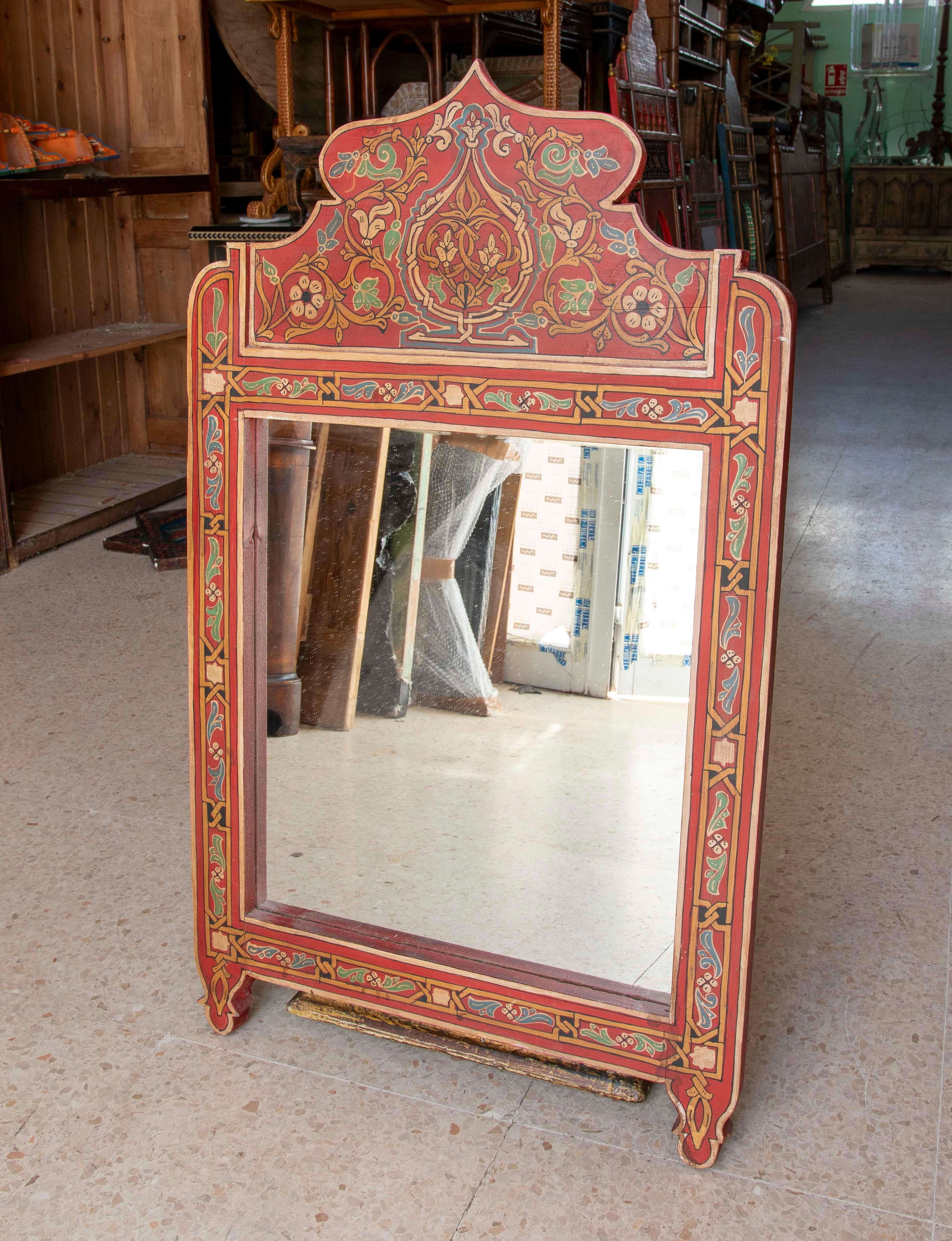 Moresco Specchio da parete in legno in stile moresco dipinto a mano con decorazioni in rosso in vendita