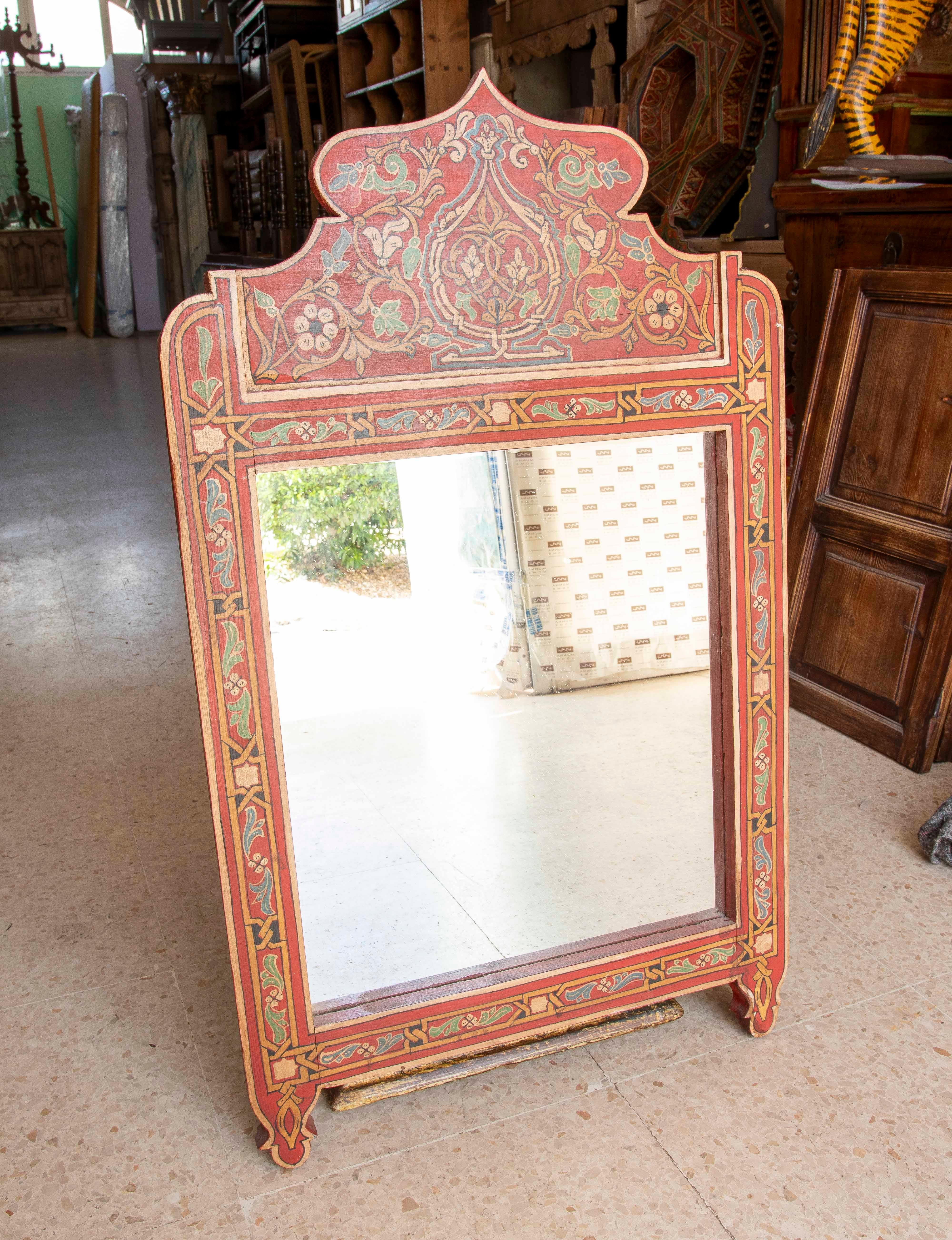 Marocchino Specchio da parete in legno in stile moresco dipinto a mano con decorazioni in rosso in vendita