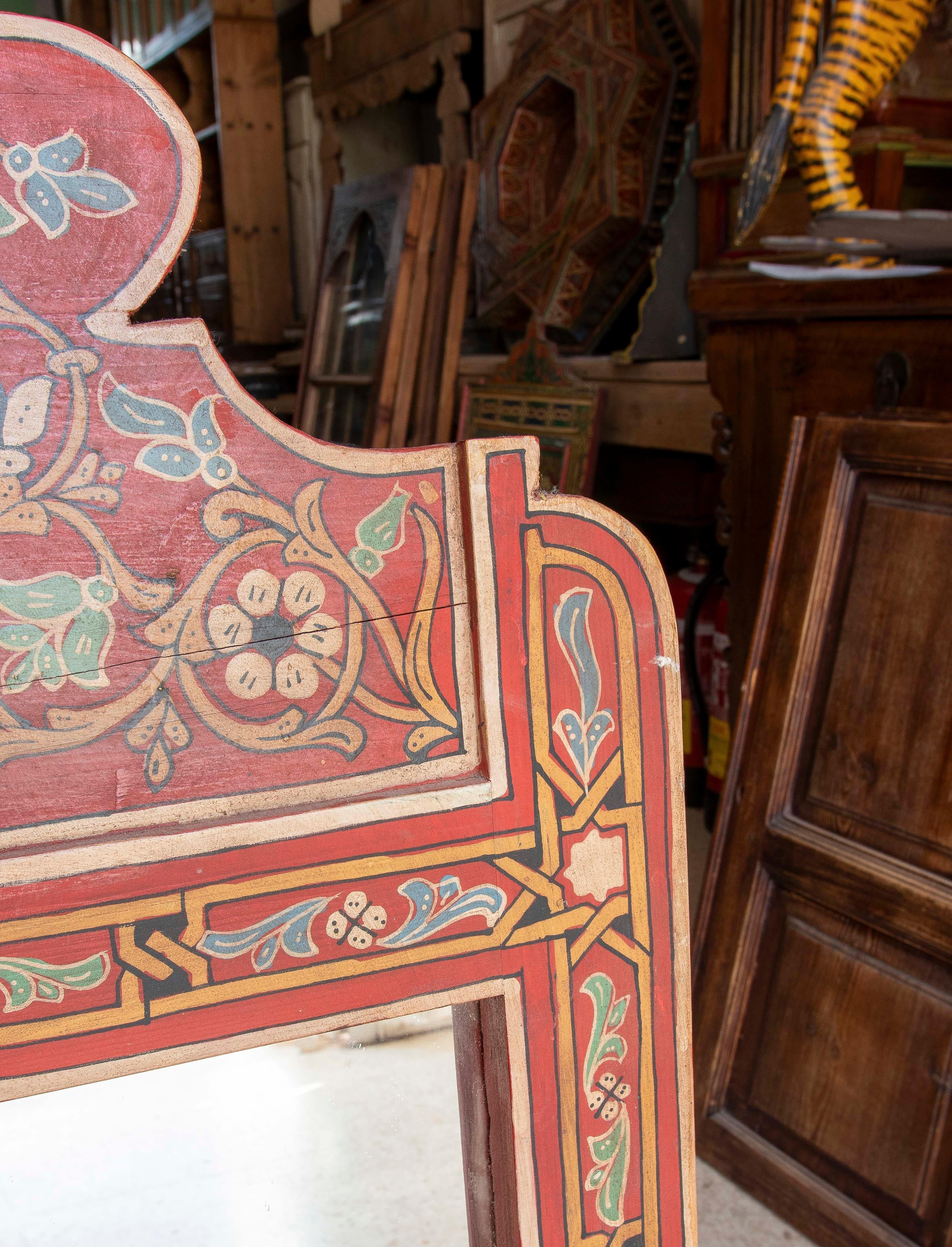 Dipinto a mano Specchio da parete in legno in stile moresco dipinto a mano con decorazioni in rosso in vendita