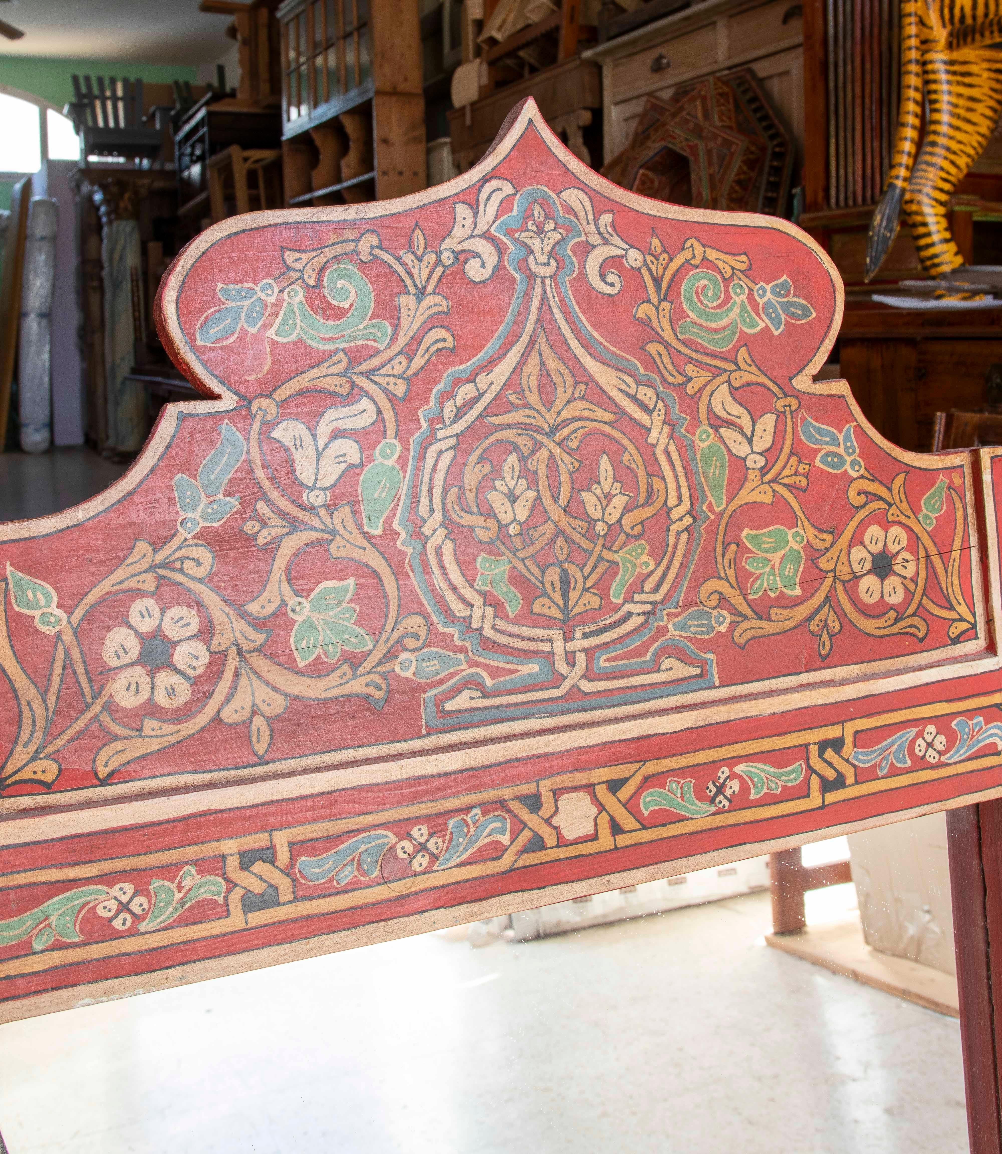 Specchio da parete in legno in stile moresco dipinto a mano con decorazioni in rosso In condizioni buone in vendita a Marbella, ES