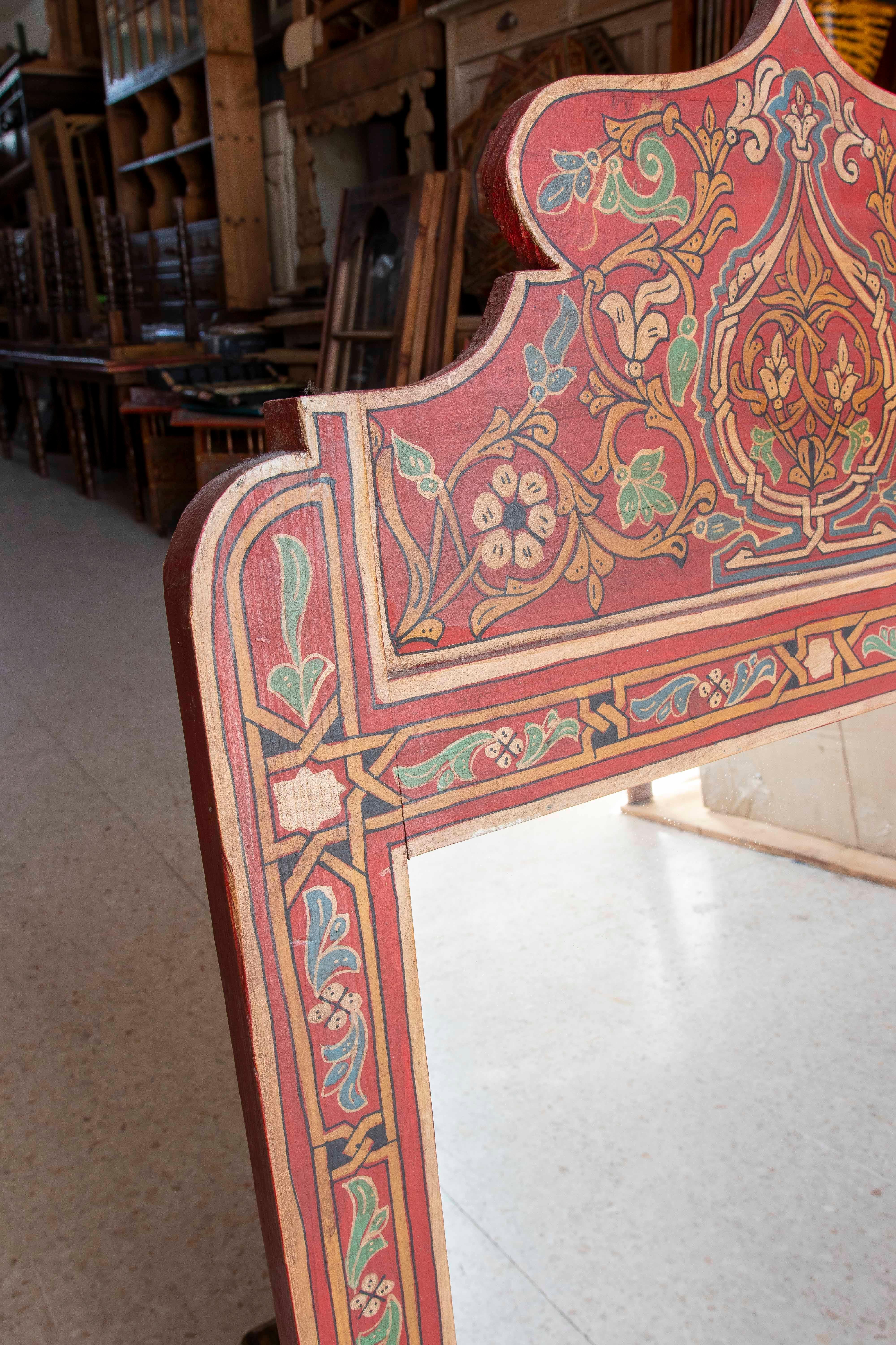 XX secolo Specchio da parete in legno in stile moresco dipinto a mano con decorazioni in rosso in vendita