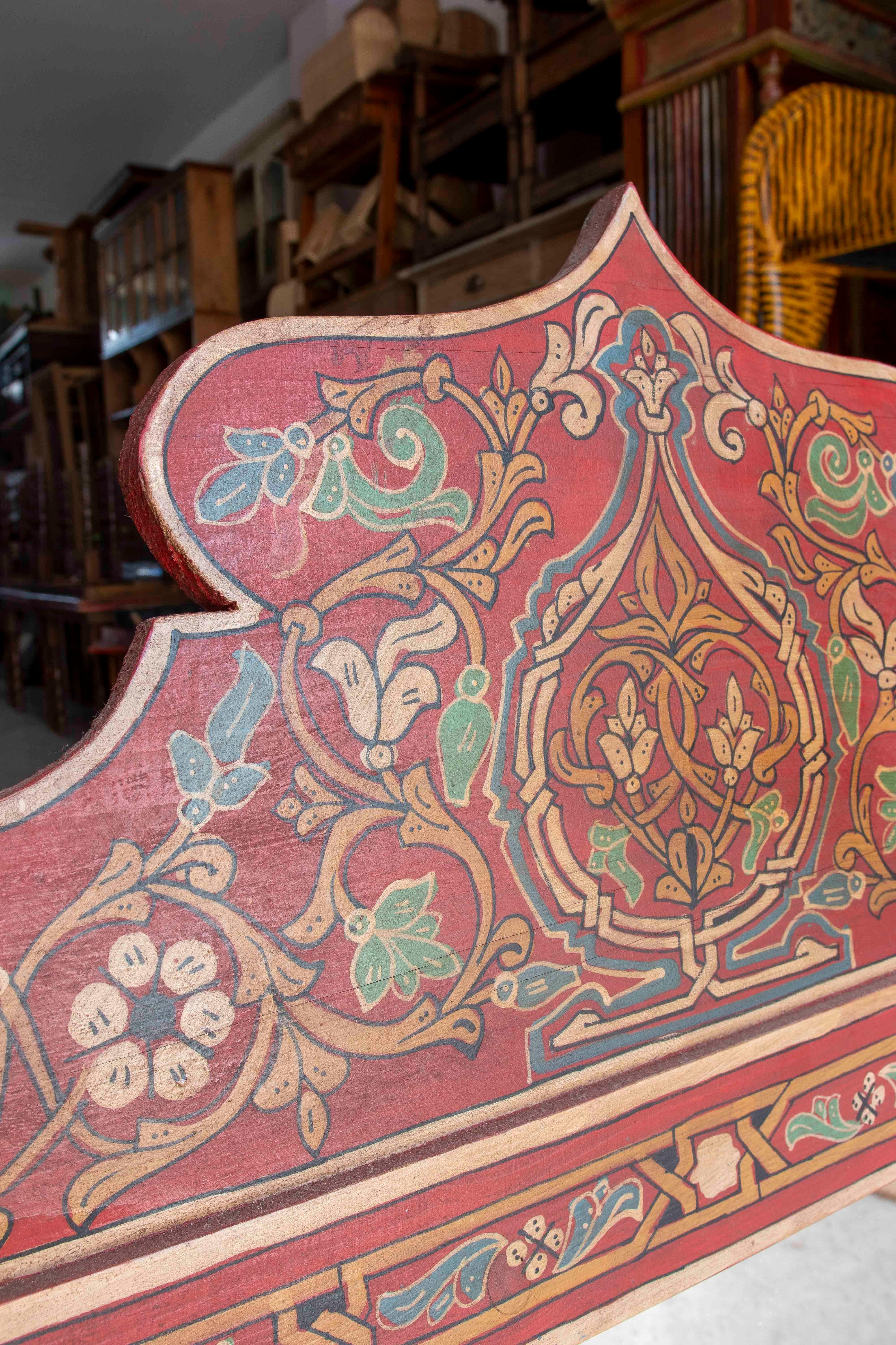 Vetro Specchio da parete in legno in stile moresco dipinto a mano con decorazioni in rosso in vendita