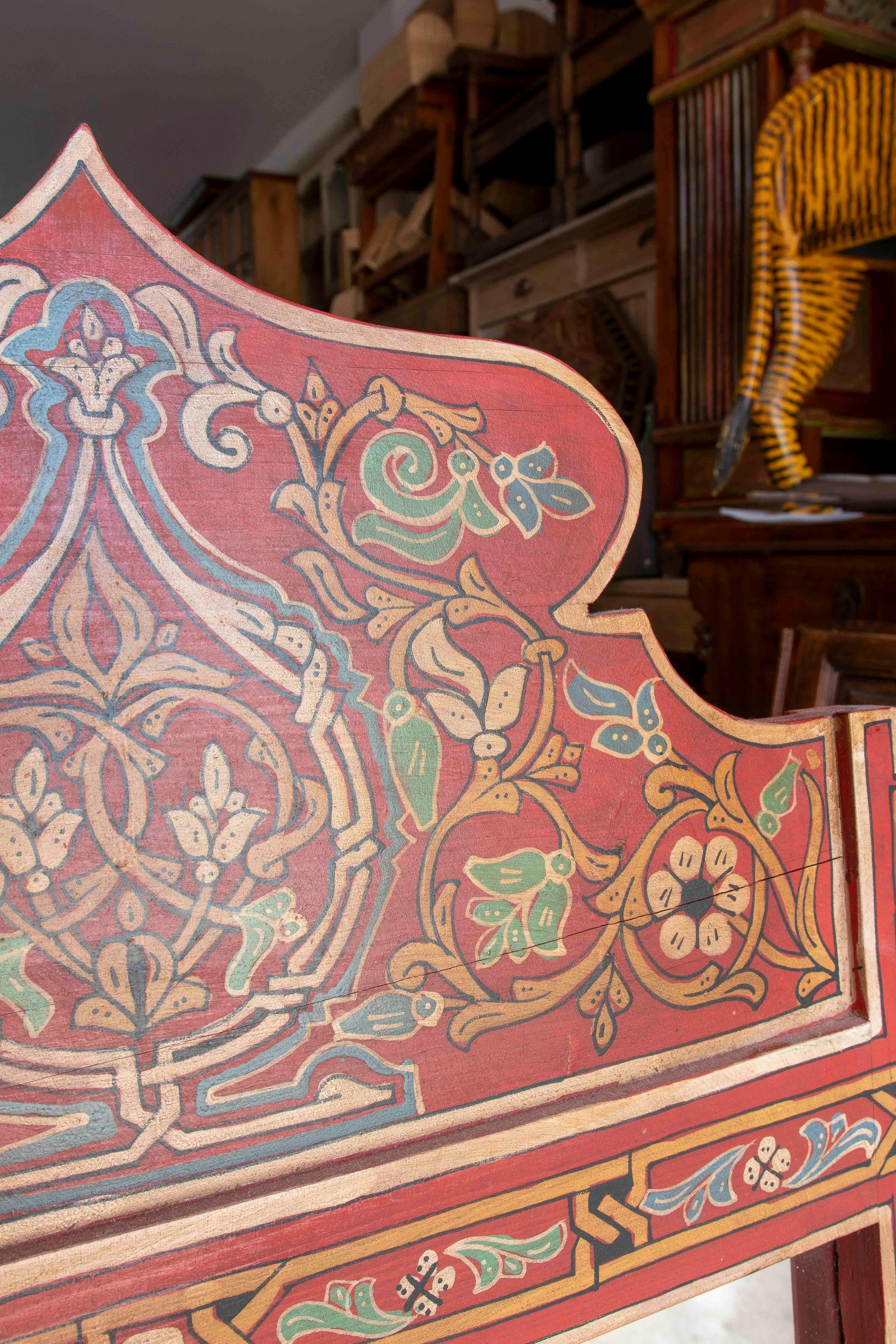 Specchio da parete in legno in stile moresco dipinto a mano con decorazioni in rosso in vendita 1