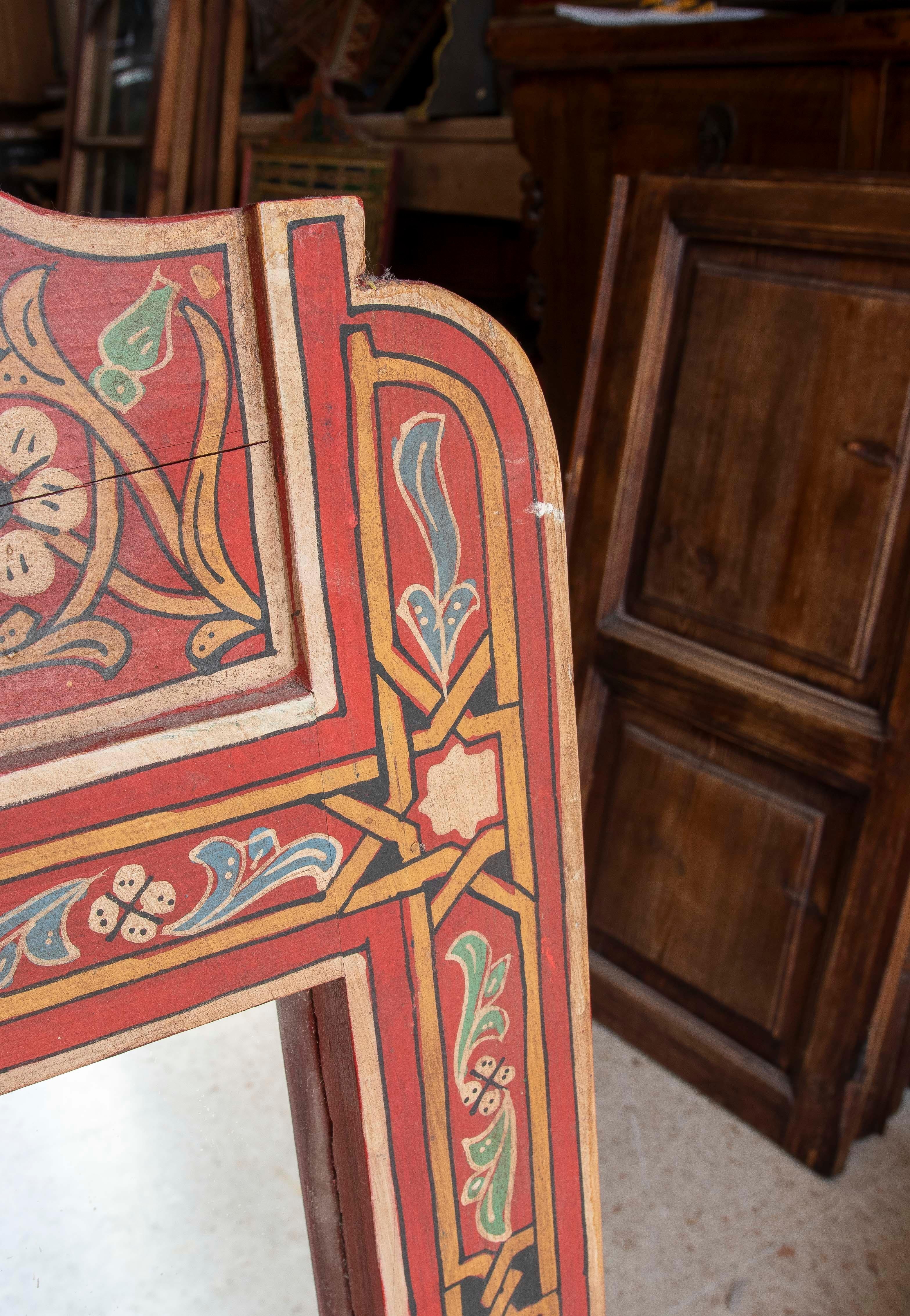 Specchio da parete in legno in stile moresco dipinto a mano con decorazioni in rosso in vendita 2