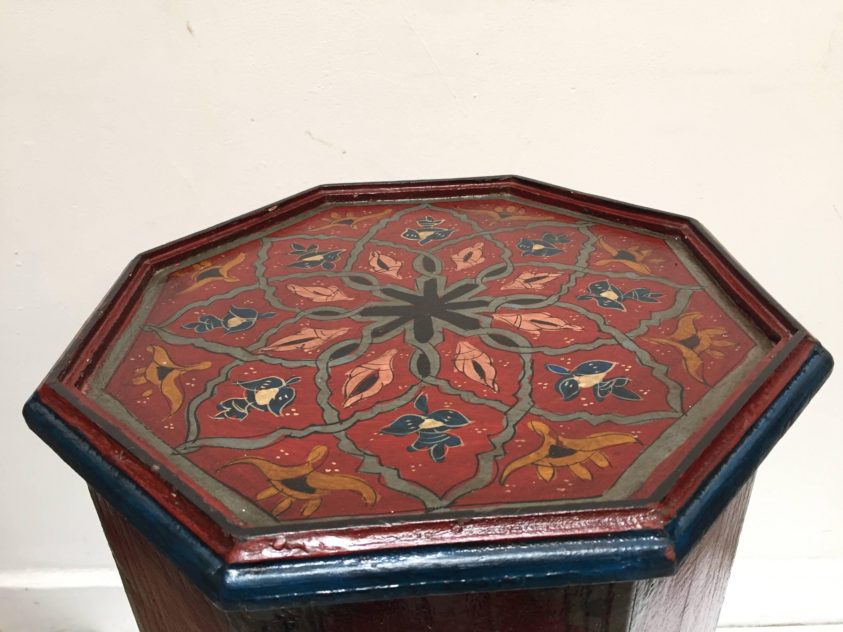Table octogonale marocaine des années 1960 à piédestal mauresque en vente 1