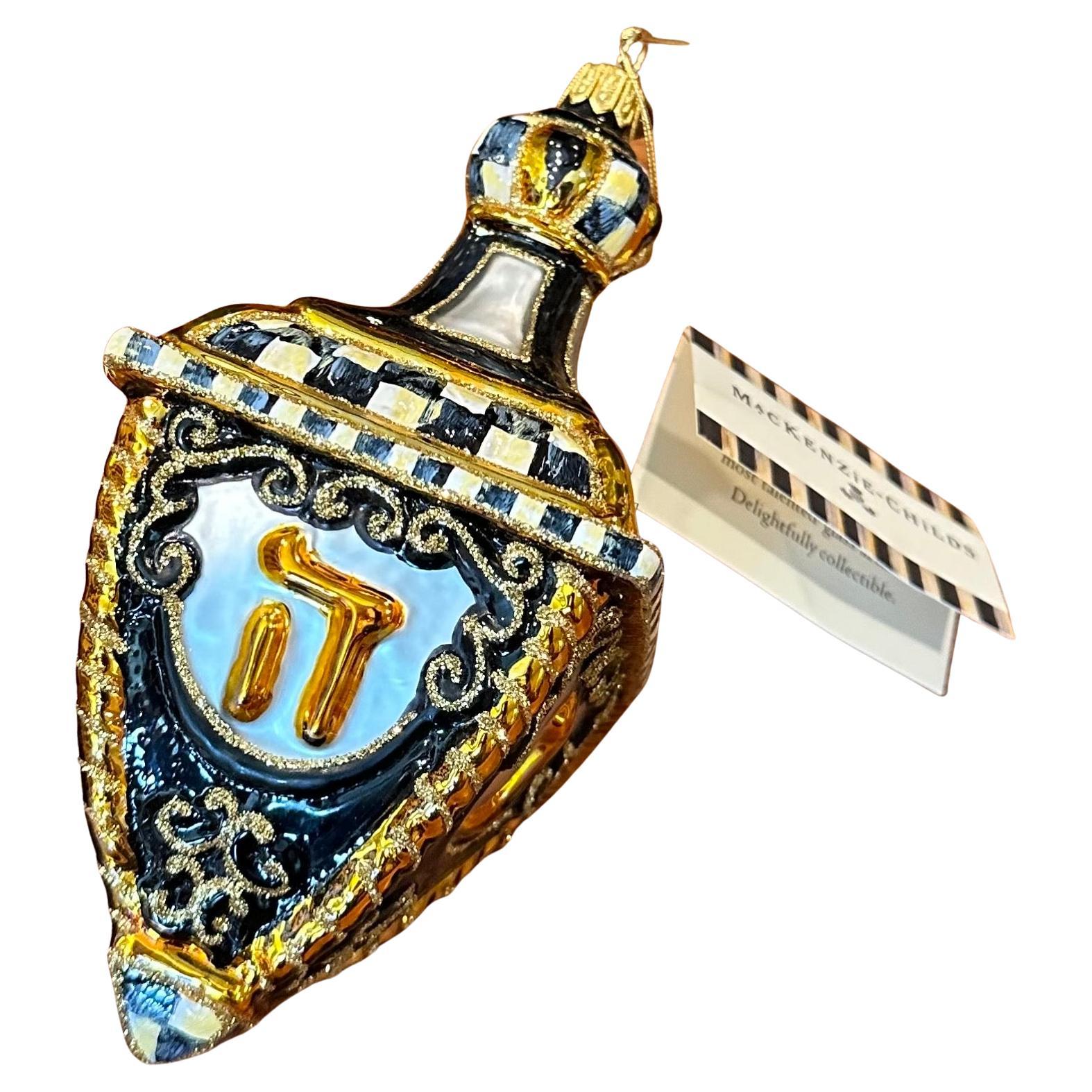 Un simpatico ornamento in vetro soffiato a bocca dipinto a mano con scatola originale di Mackenzie Childs, circa 2010. L'ornamento è in condizioni nuove e non utilizzate e misura 2,75