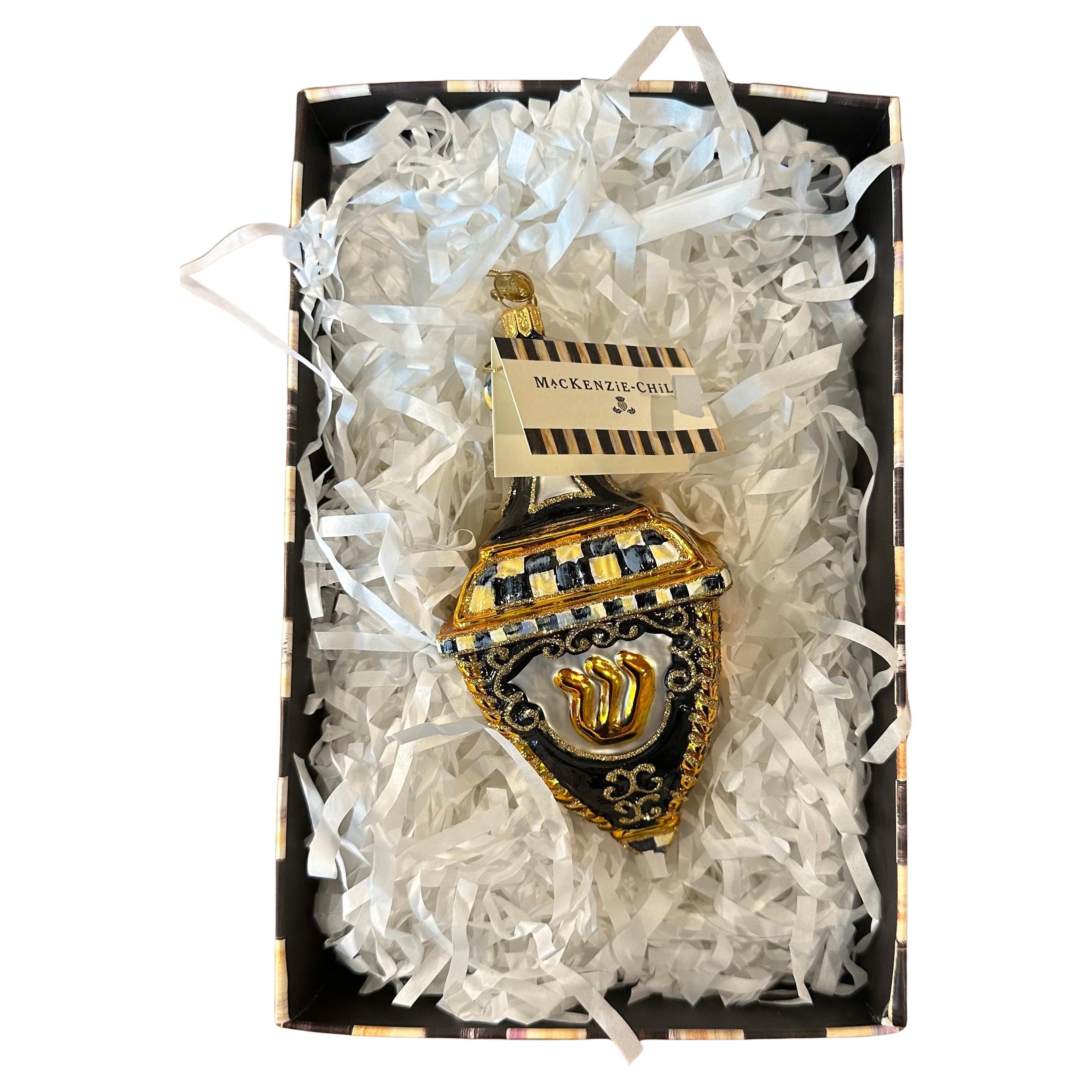 Dipinto a mano Ornamento Dreidel in vetro soffiato a bocca e dipinto a mano con scatola di Mackenzie Childs in vendita