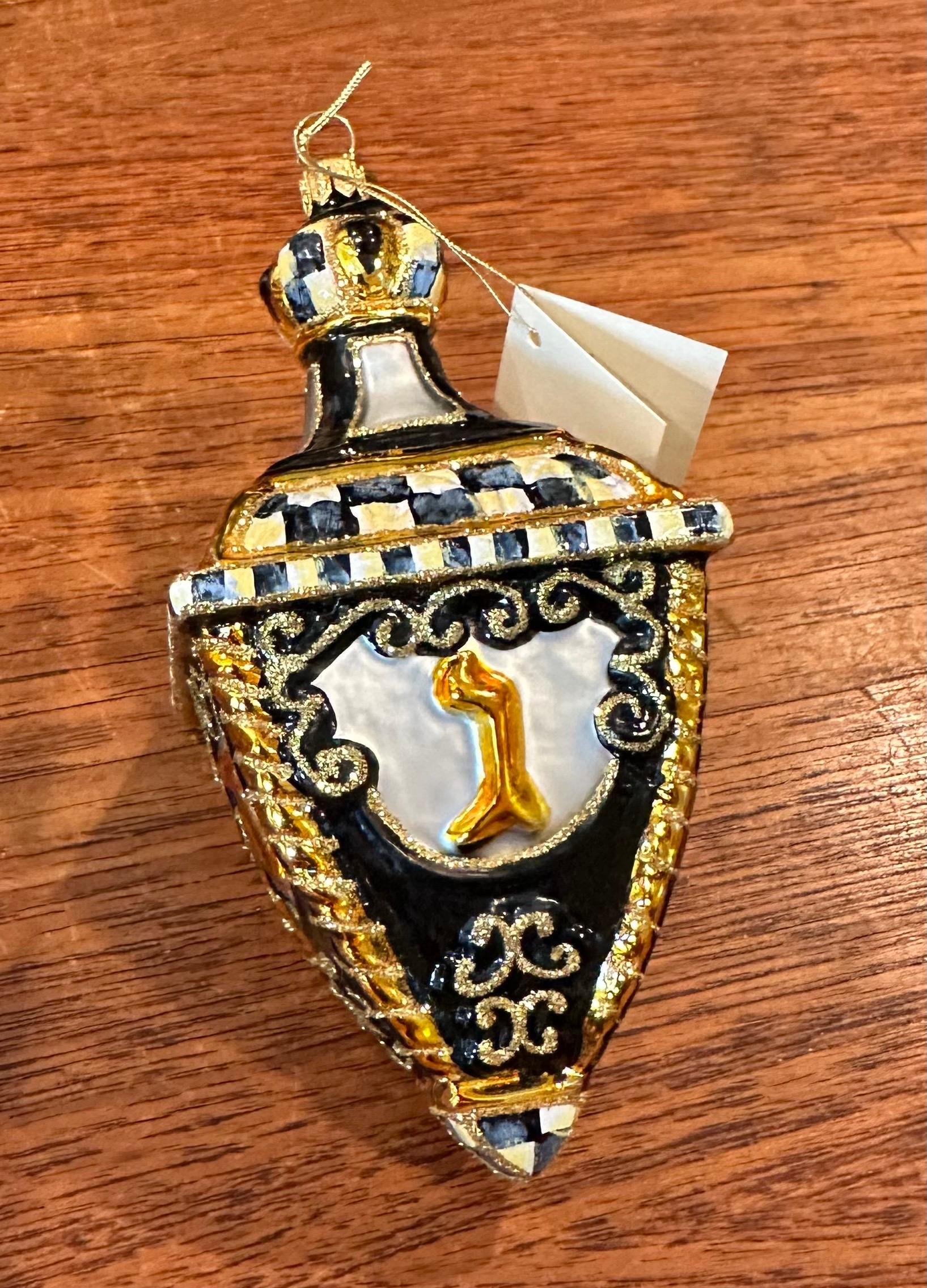 XXI secolo e contemporaneo Ornamento Dreidel in vetro soffiato a bocca e dipinto a mano con scatola di Mackenzie Childs in vendita